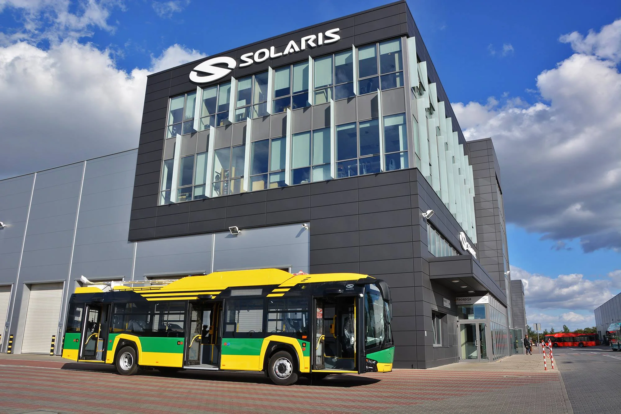 TLT sdílely fotku prvního z nových trolejbusů. Ten byl právě dokončen v závodě Solarisu. (foto: Solaris Bus & Coach S.A. / TLT)