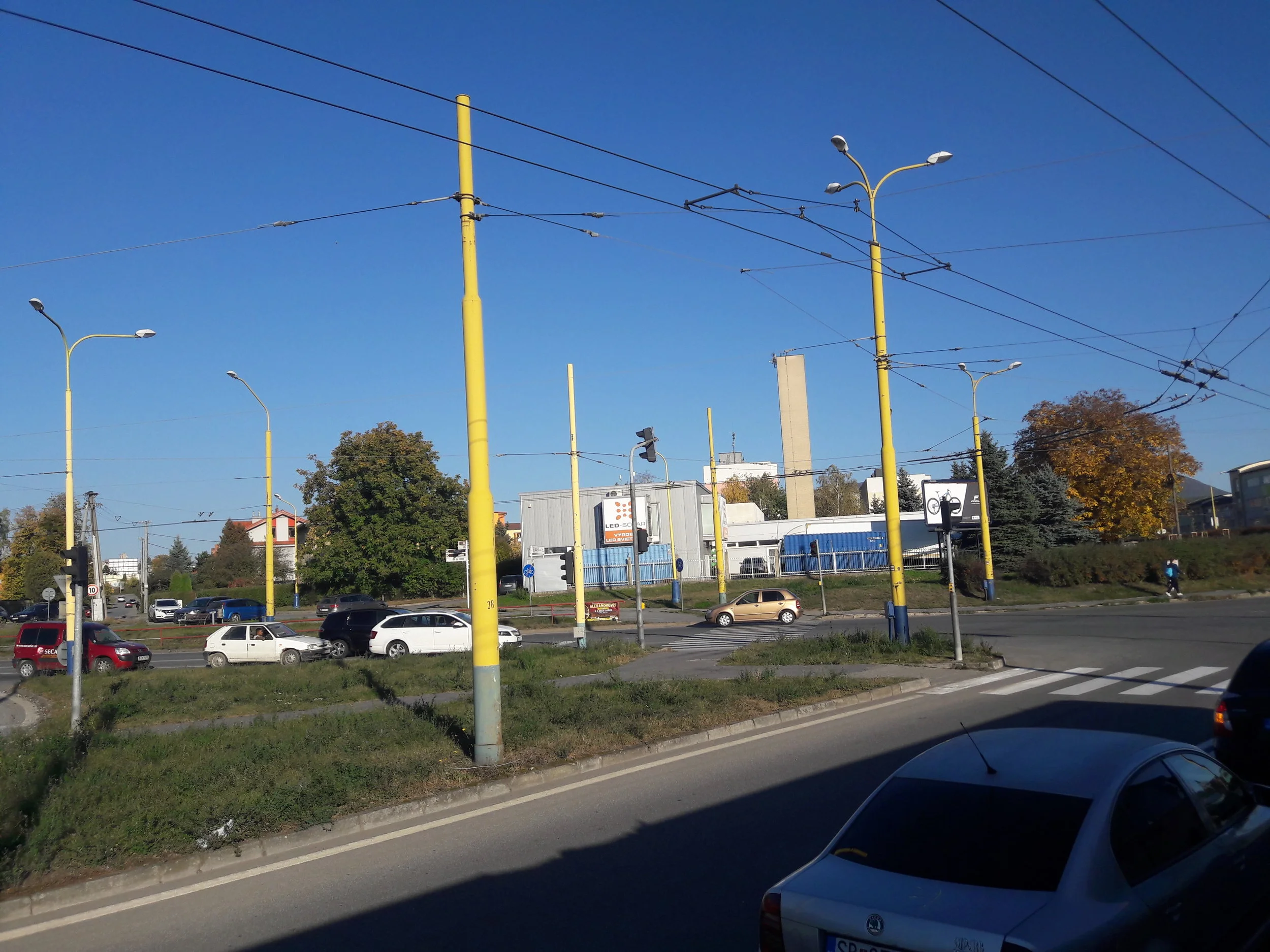Zde ve směru od centra pohled na křižovatku, do které by se z pravé strany (tj. mimo záběr) nová trať napojovala.