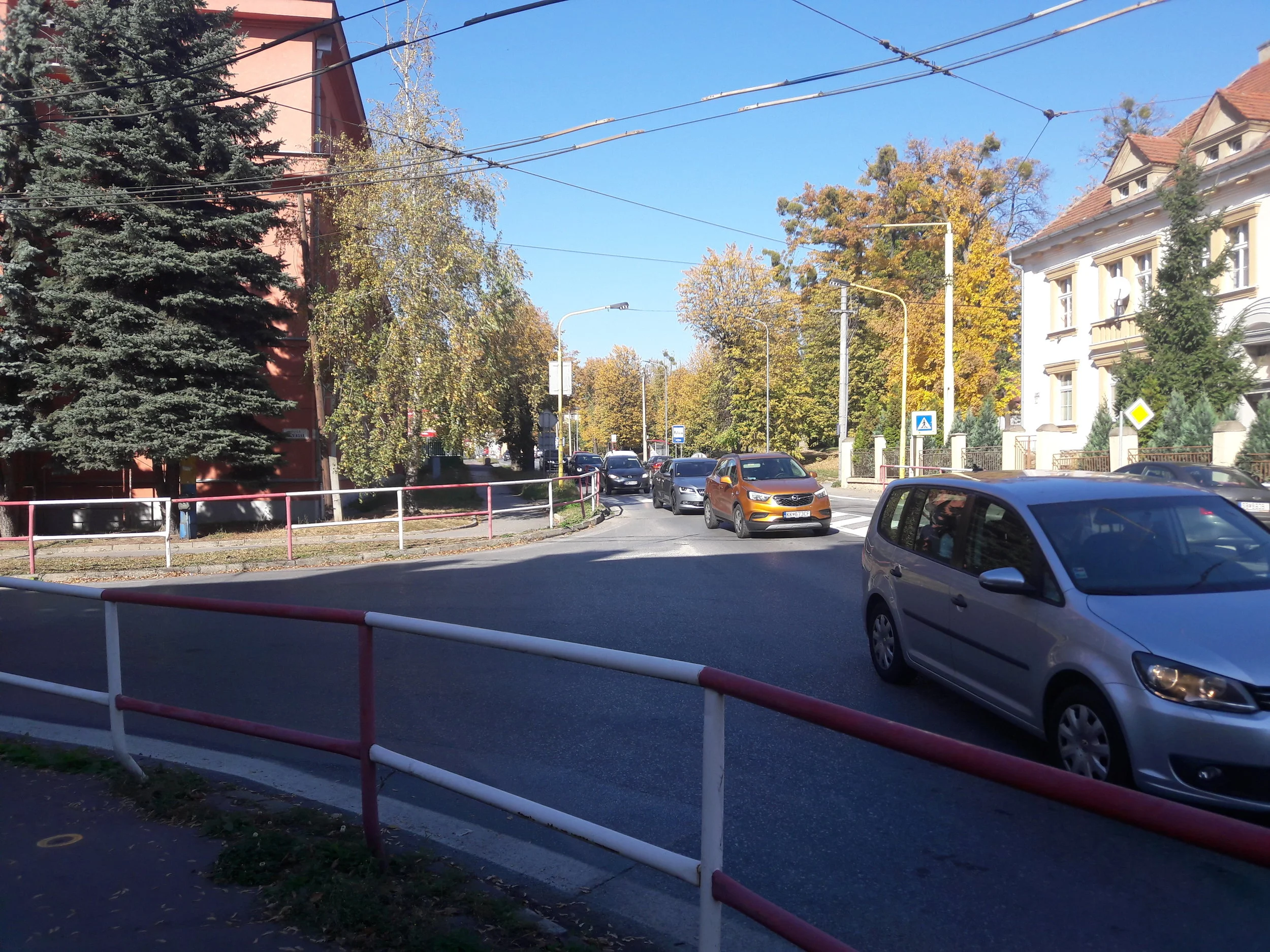 Tato dvoustopá trať vedená po ulicích Plzenská a Východná je momentálně bez pravidelného provozu a může být použita jako záložní, neboť supluje klíčový trolejbusový úsek vedený kolem železniční stanice. Právě po této trati by ale mohly trolejbusy zase začít jezdit, pokud by se trolejbusová trať na Rusínskej ulici realizovala.
