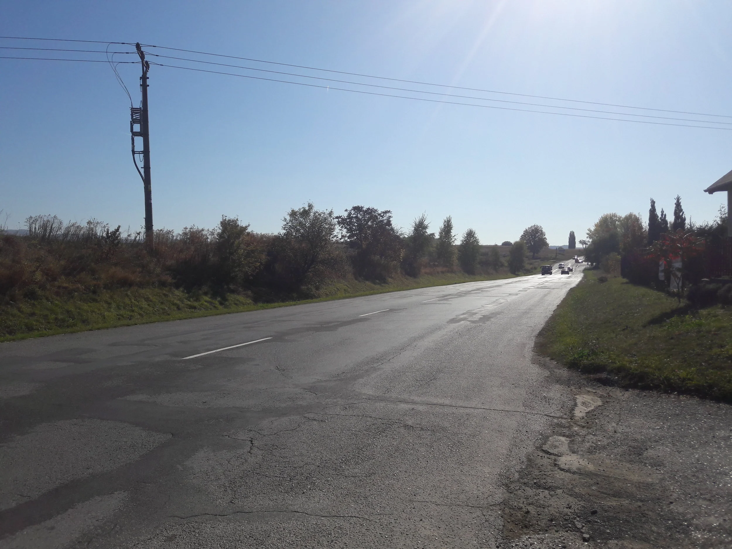 Z kopce by se pak spustily směrem k ulici Pod Hrádkom, zabočily doprava (tj. na západ a po necelém km by dojely ke hřbitovu).