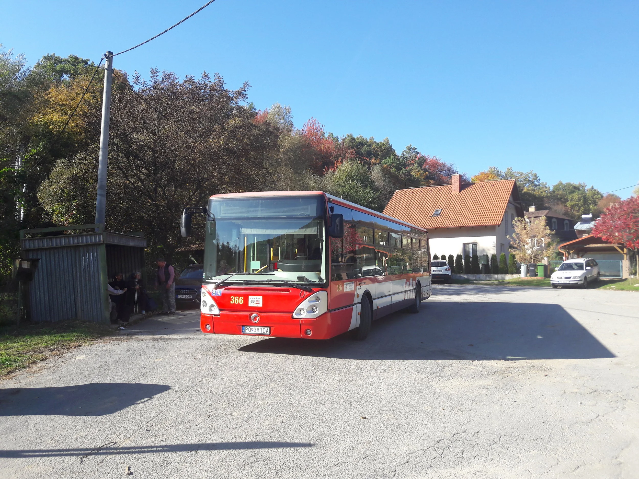 Autobus linky č. 14 na konečné Kanaš - Stráže dne 12. 10. 2018. Ačkoli daleko, již nyní sem jezdí spoj téměř každou hodinu. Třeba i sem jednou zavítá parciální trolejbus. (foto: Vít Hinčica)