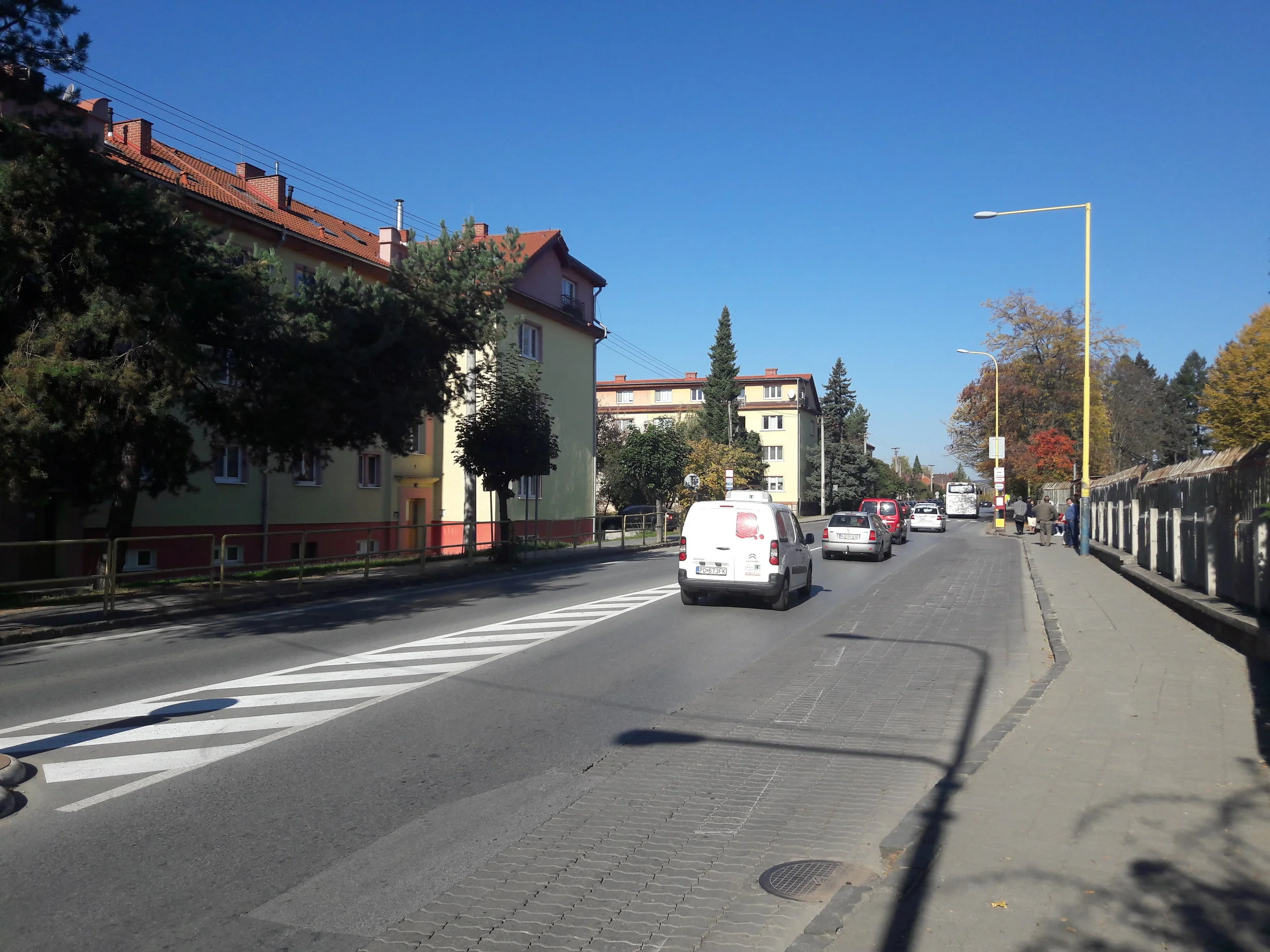 Ulice Šafárikova opět při pohledu na sever, nemocniční areál je vpravo.