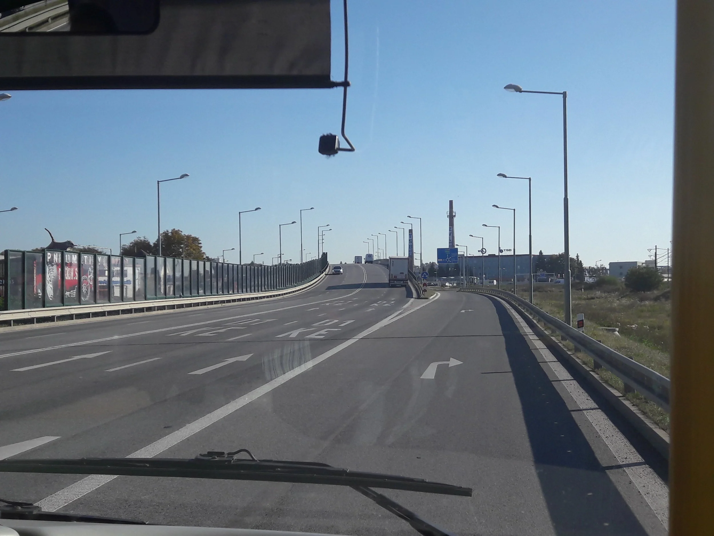 Trolejbusy by se mohly podívat na jih po Košické ulici. Na snímku nedávno vytvořené přemostění nového kruhového objezdu.