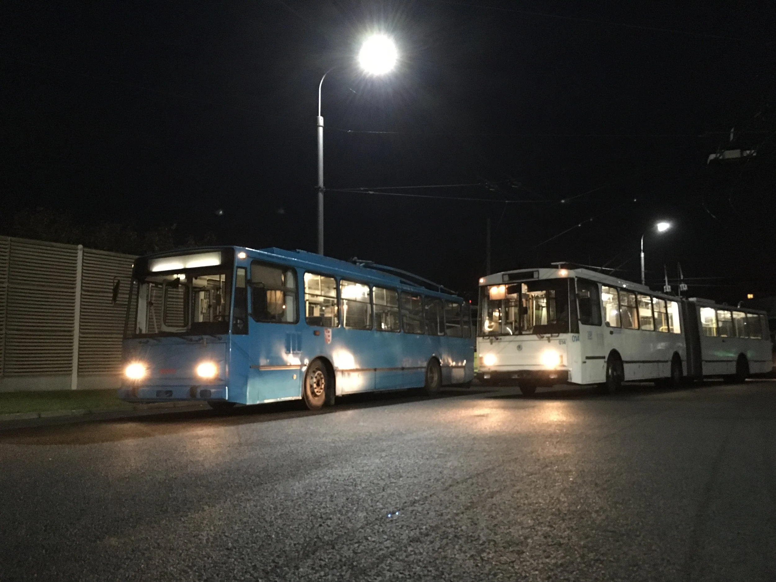 Trolejbus Škoda 14 TrM opavského DP a ex-chomutovský vůz Škoda 15 Tr ev. č. 014 po složení ve vozovně v Opavě. (foto: MDPO)