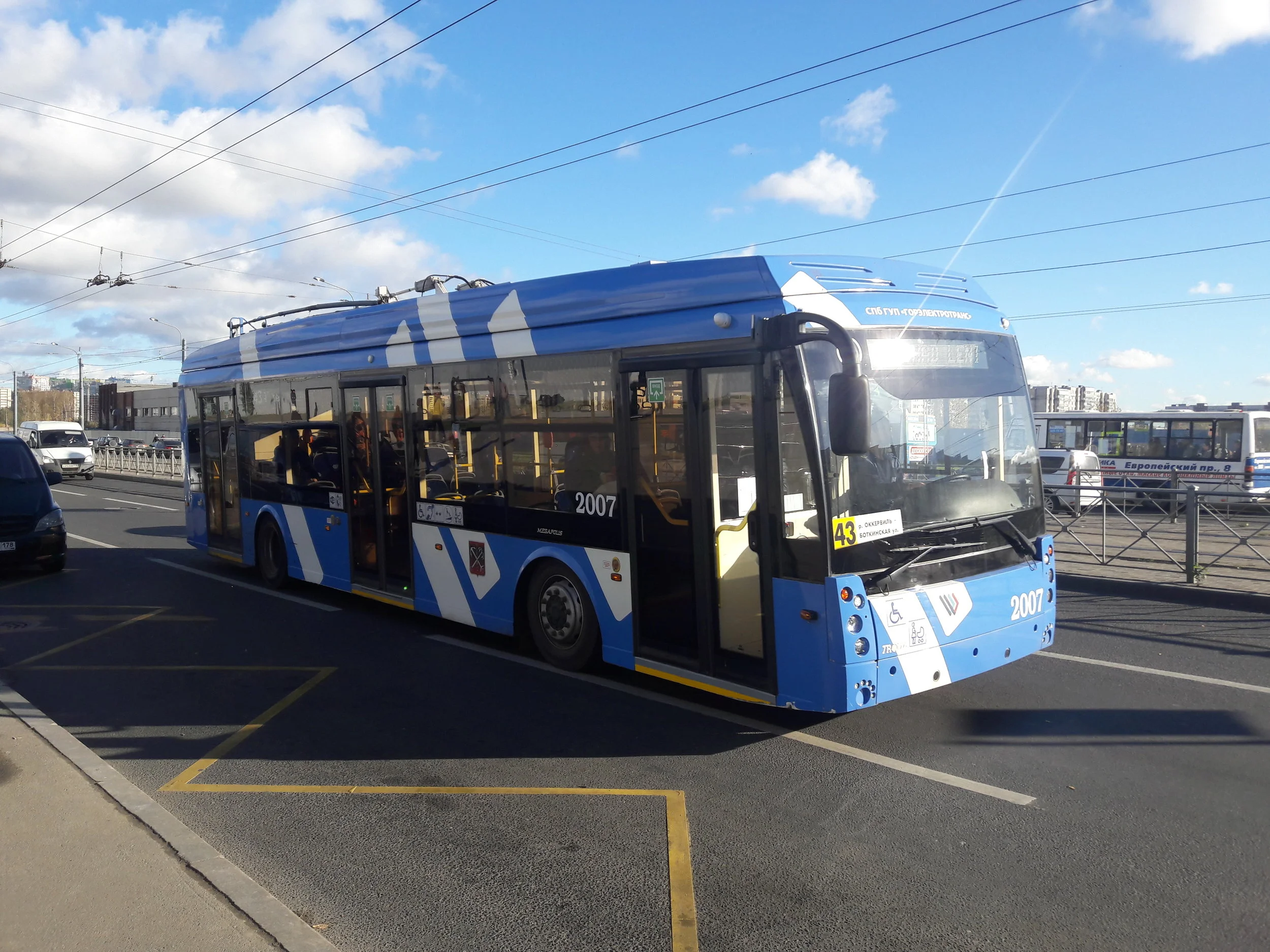 Trolejbus Trolza Megapolis 5206.08 na východě města u stanice metra Dyběnko dne 19. 10. 2018.