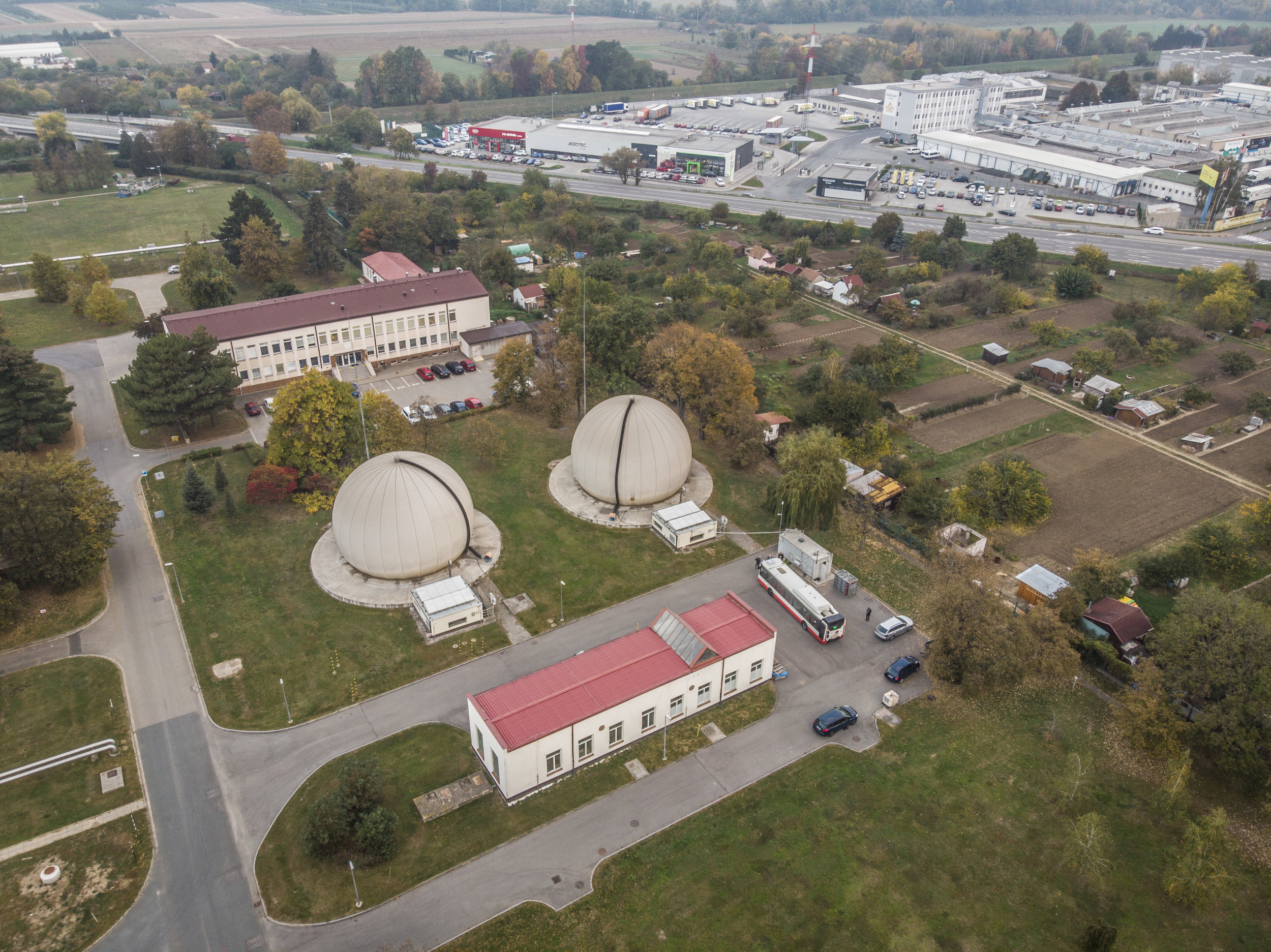 Pohled na areál čističky s provizorní plničkou na bioplyn s vozem Urbanway 12m CNG. (foto: DPMB)