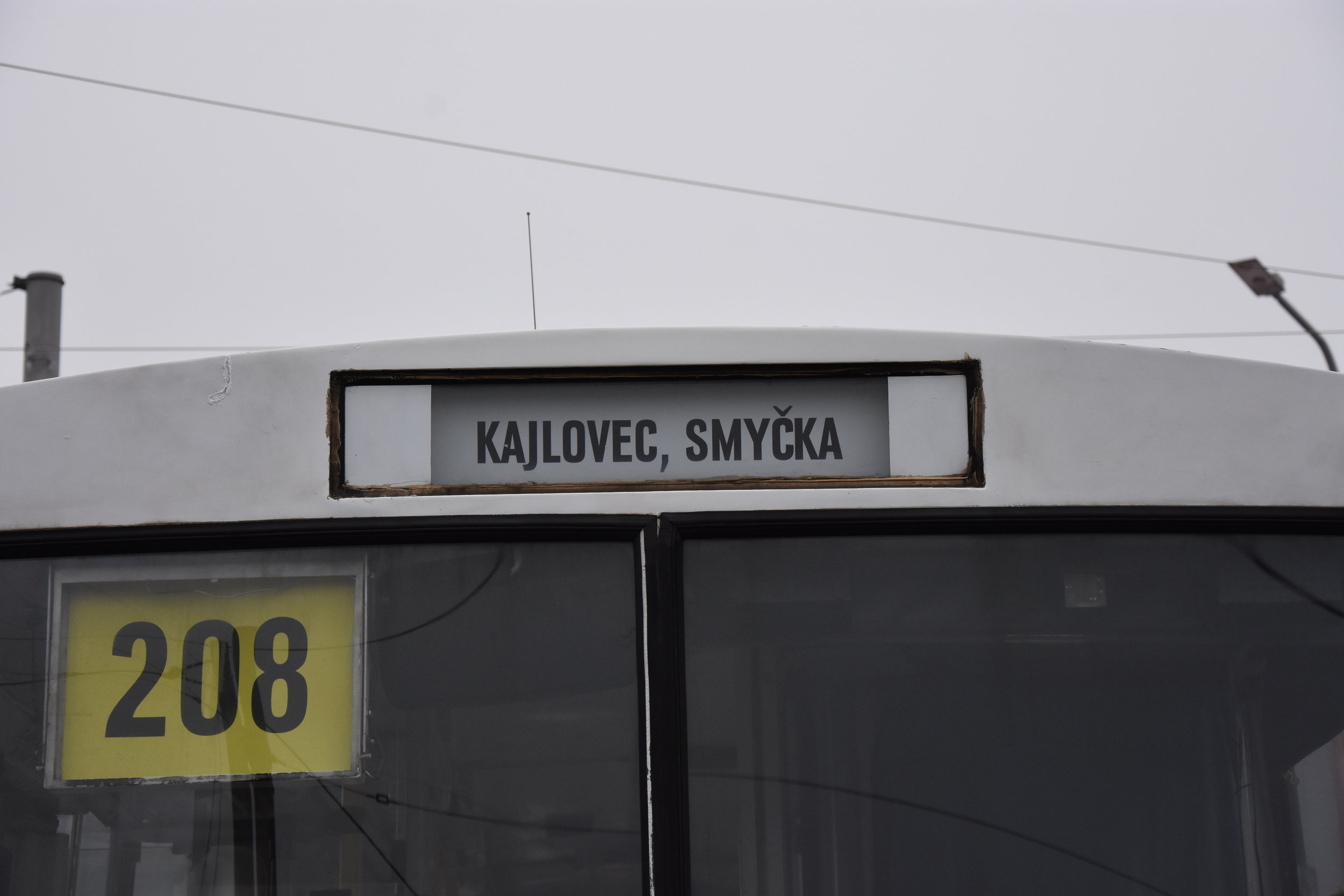 Také podle čelní linkové orientace směřuje trolejbus do Kajlovce. (foto: Libor Hinčica)