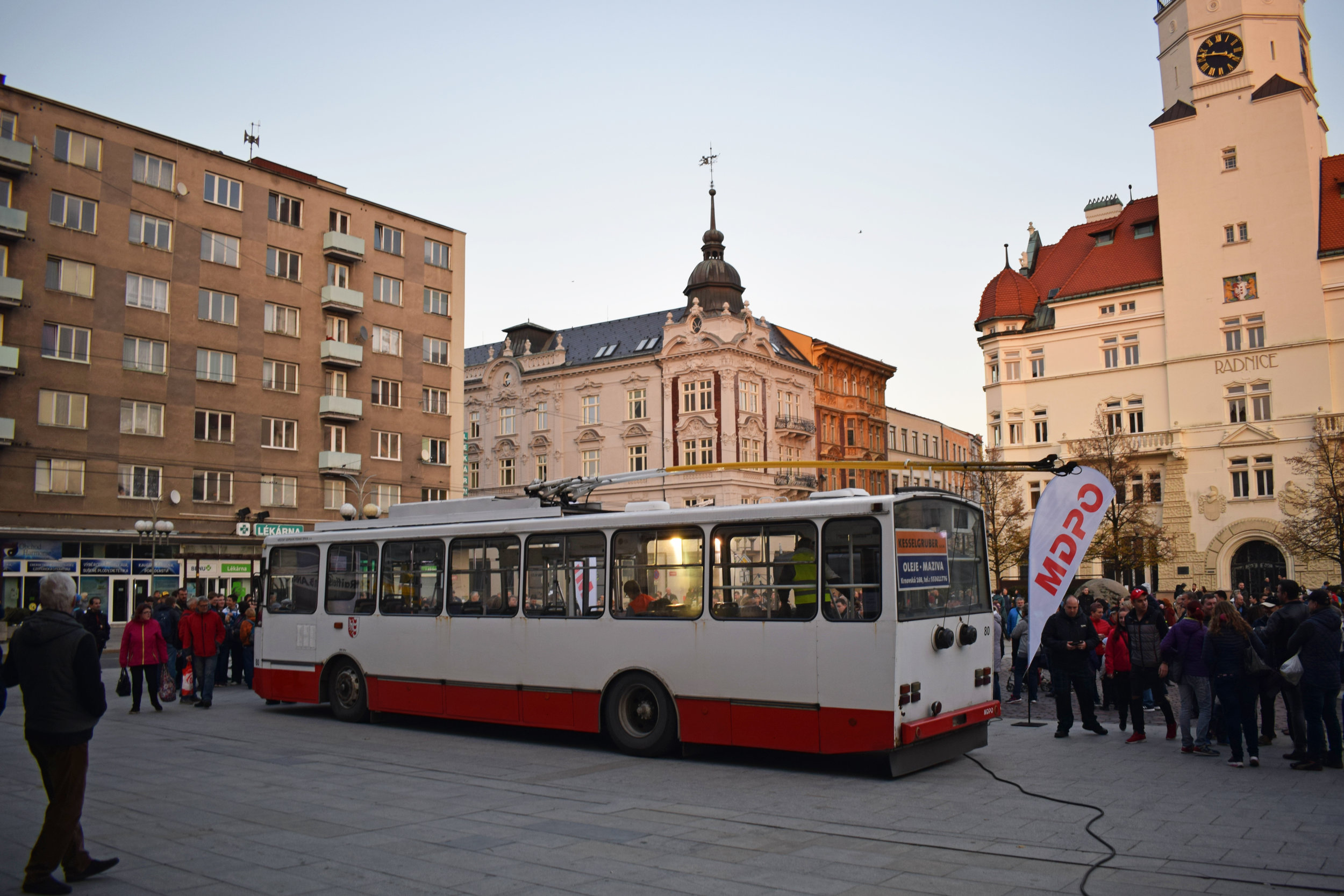 Přímo na ploše náměstí byl k vidění trolejbus Škoda 14 Tr ev. č. 80, který posloužil jako kulisa k pódiu. (foto: Petr Bystroň)