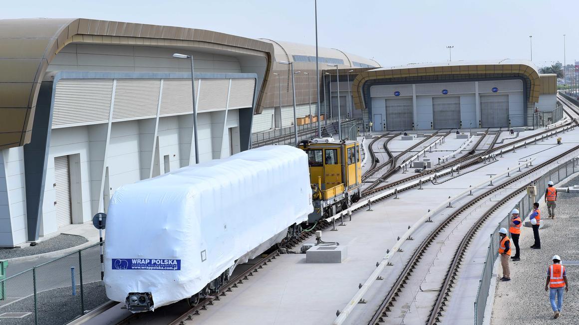 První vagón metra Metropolis pro Dubaj během manipulace v depu RTA. (foto: Alstom)