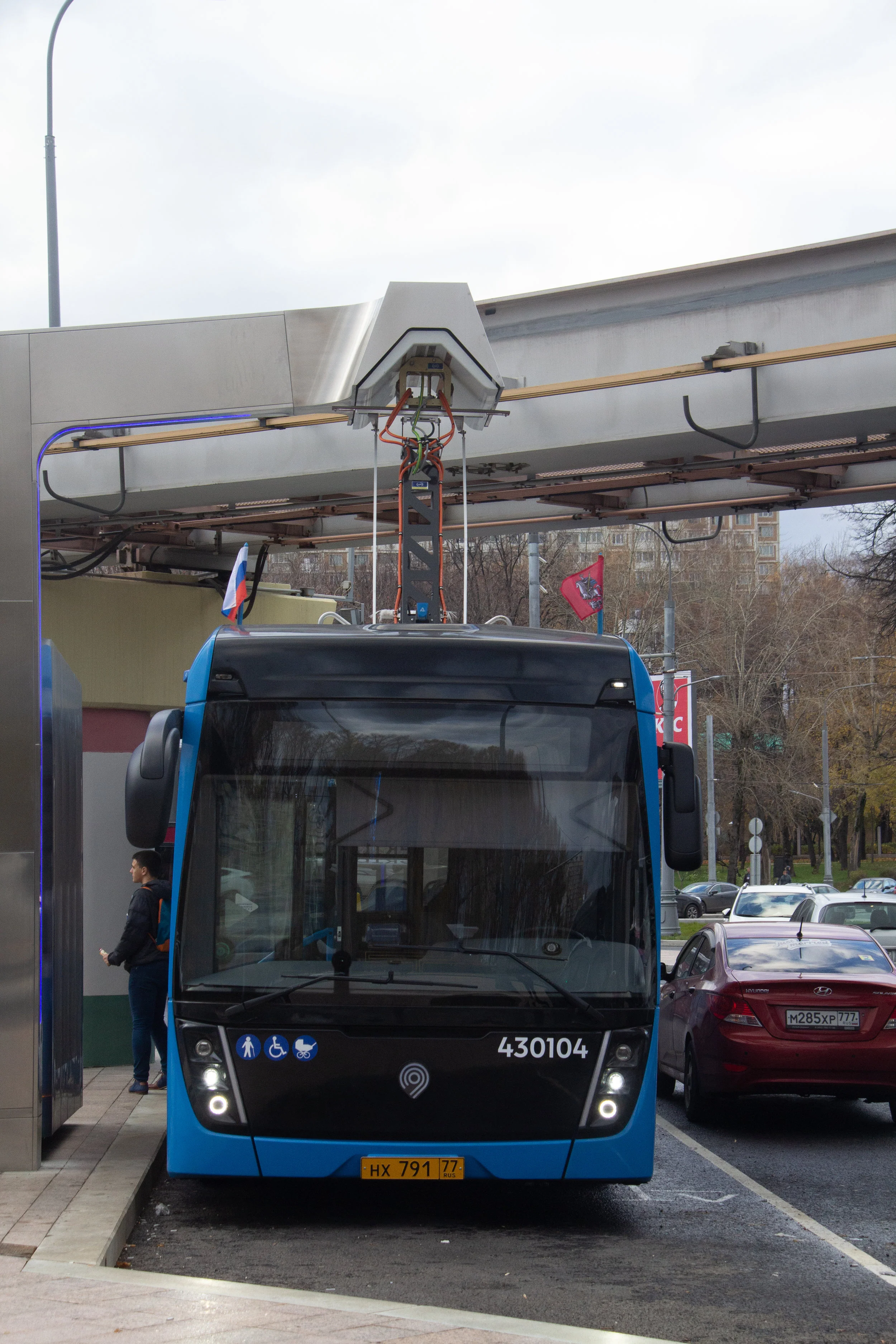 Elektrobus na konečné VDNCh. Město se chlubilo, že se elektrobusy svezlo za první měsíc provozu 90 tisíc cestujících. Odkud radnice číslo vzala, není známo, neboť cestování bylo v elektrobusu až do konce září zdarma a navíc se vozidla běžně potýkala s provozními výpadky, načež více stála než jezdila. (foto: M. V. Fandjušin)