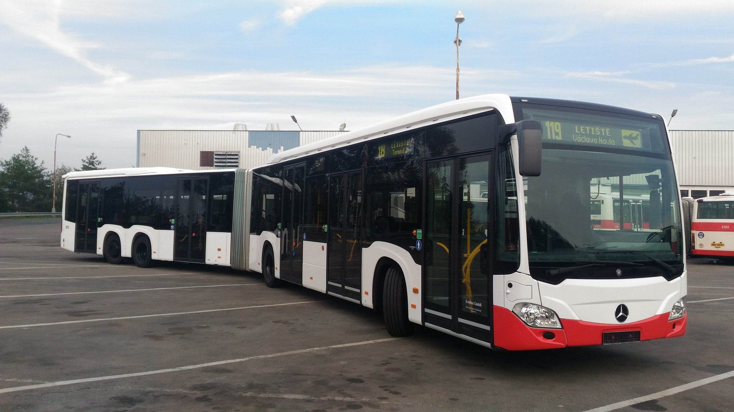 V pražských ulicích byl již dvakrát testován model Mercedes-Benz CapaCity L. Autobus měří téměř 21 m, je však stále pouze dvoučlánkový. (foto: Ondřej Kubišta).