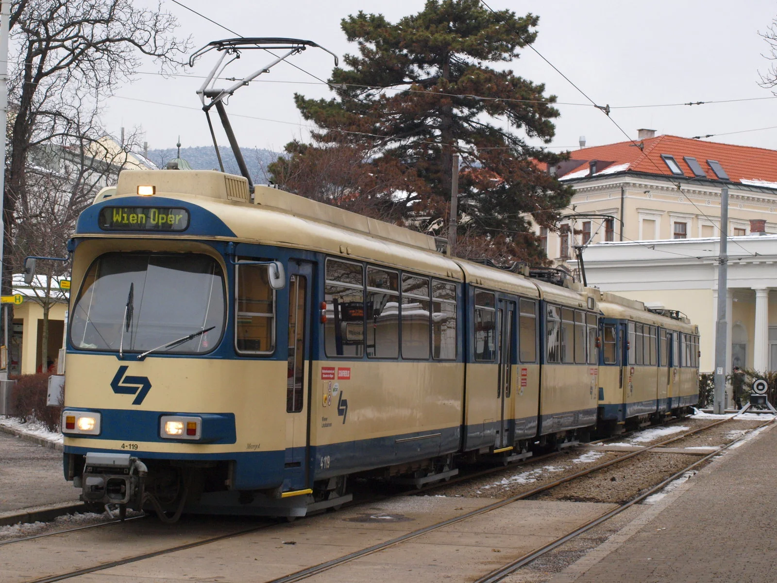 Vozy řady TW100 jsou pro dráhu Vídeň - Baden v současné době nepostradatelné. Vídeň však vybrala už jejich nástupce. (zdroj: Wikipedia.org)