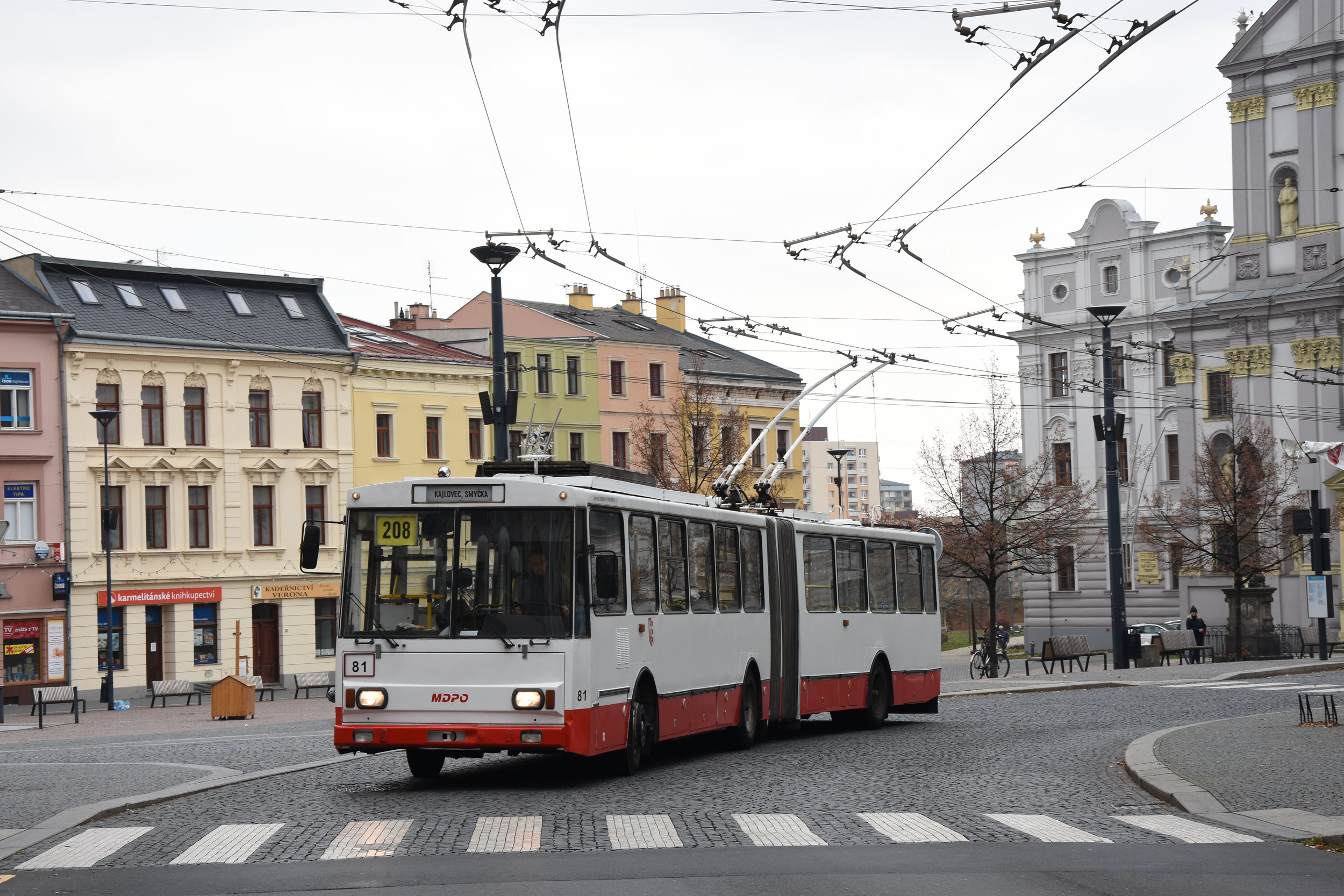 Trolejbus Škoda 15 Tr v Opavě opouští zastávku Dolní náměstí. (foto: Libor Hinčica)