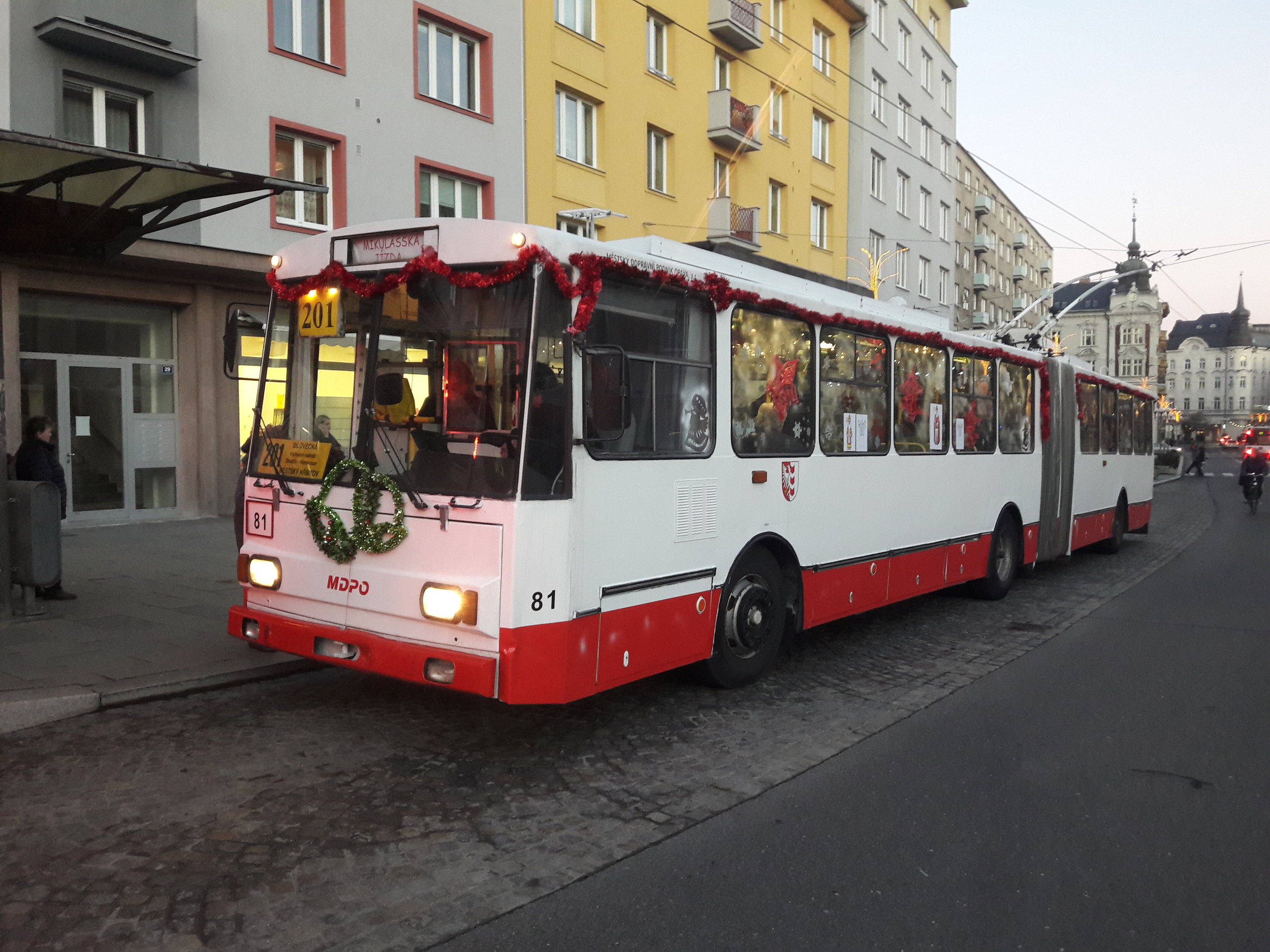 Trolejbus v zastávce Divadlo. Za volantem nesedí řidič, ale čert.