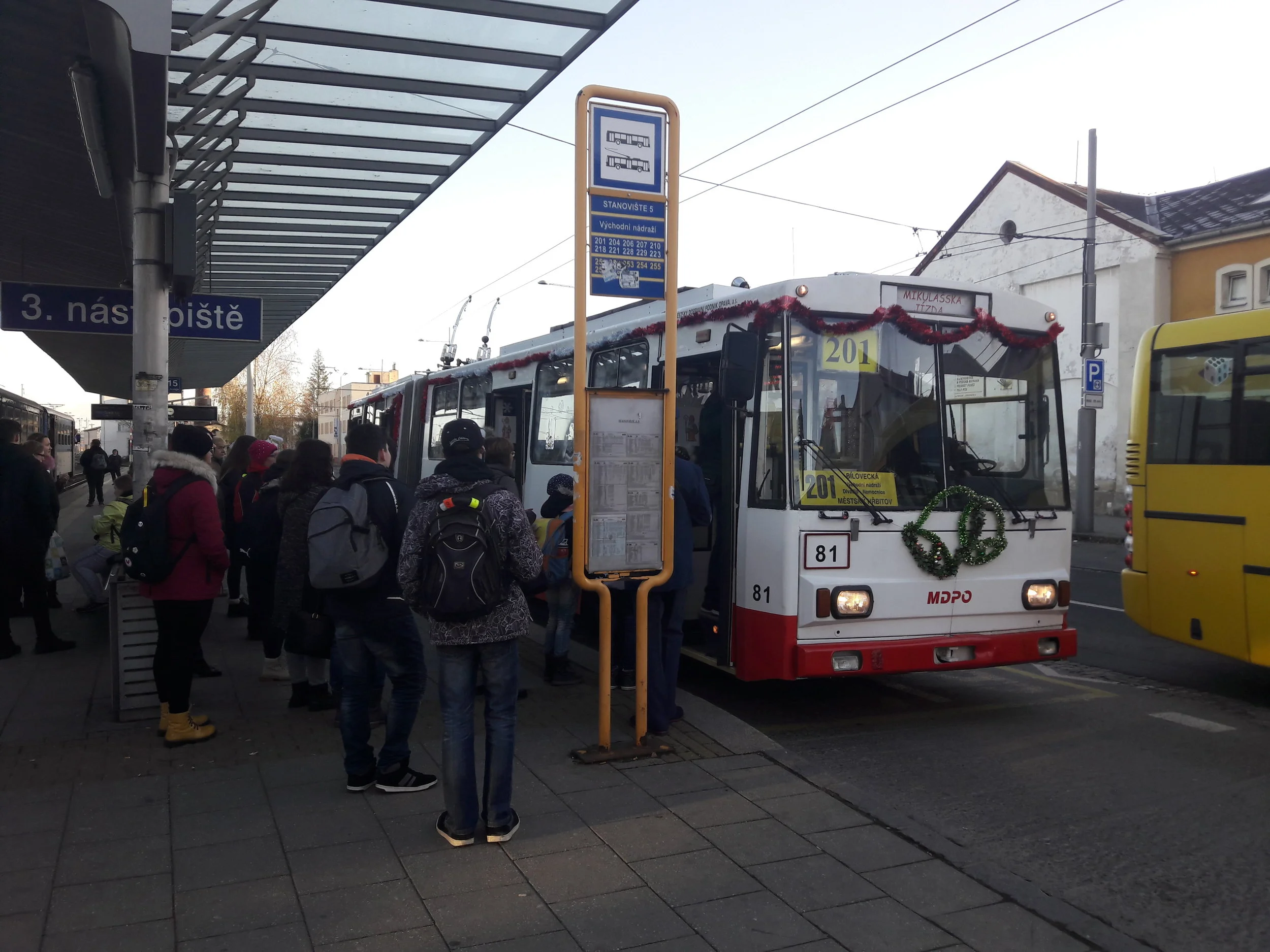 14:47 na opavském Východním nádraží. Trolejbus přijel s cca 3minutovým zpožděním. Při dalším obratu už nabral “sekeru” 15 minut, zájem byl prostě velký.