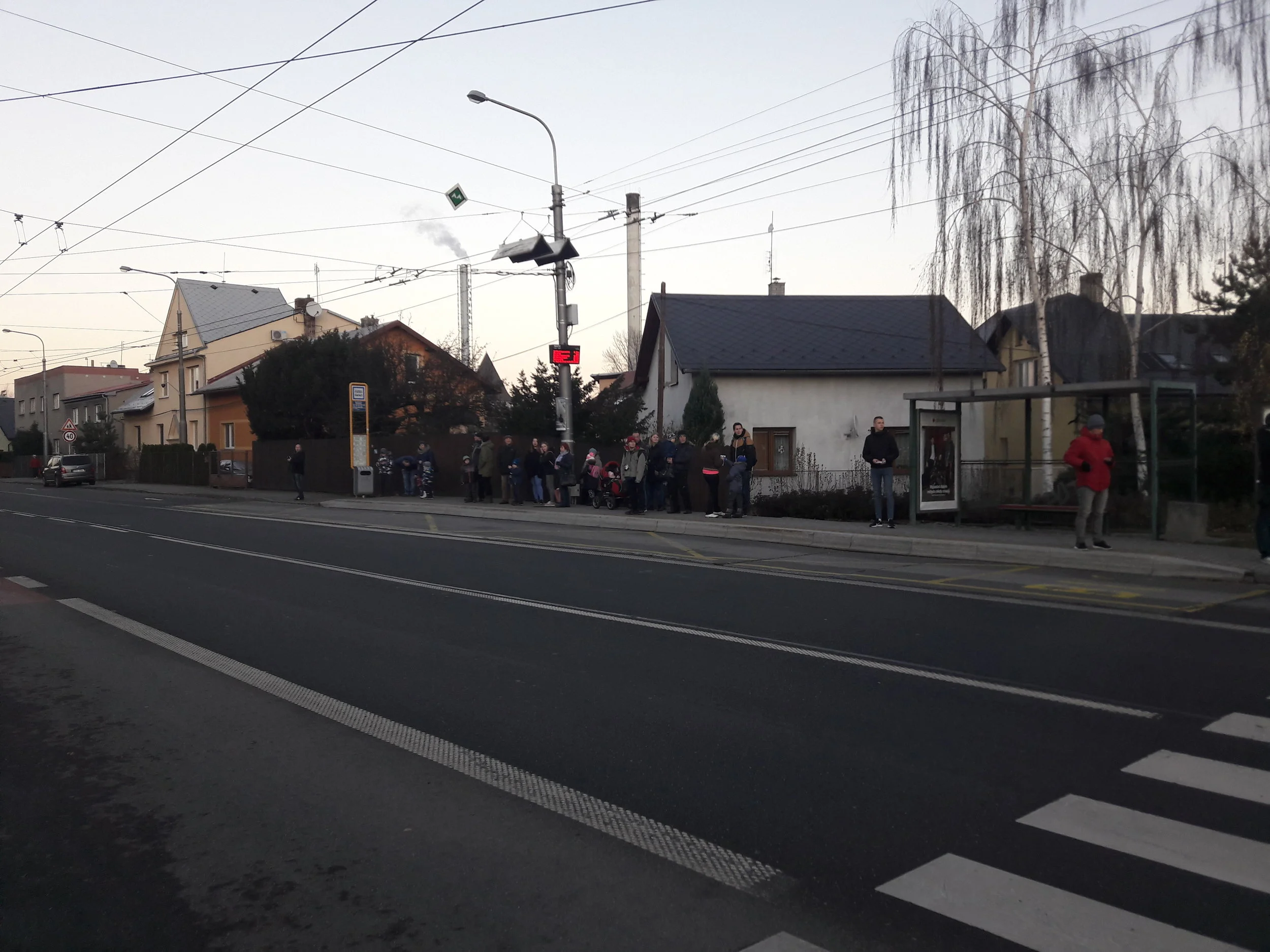 Nedočkaví cestující na sídlišti v Kylešovicích.