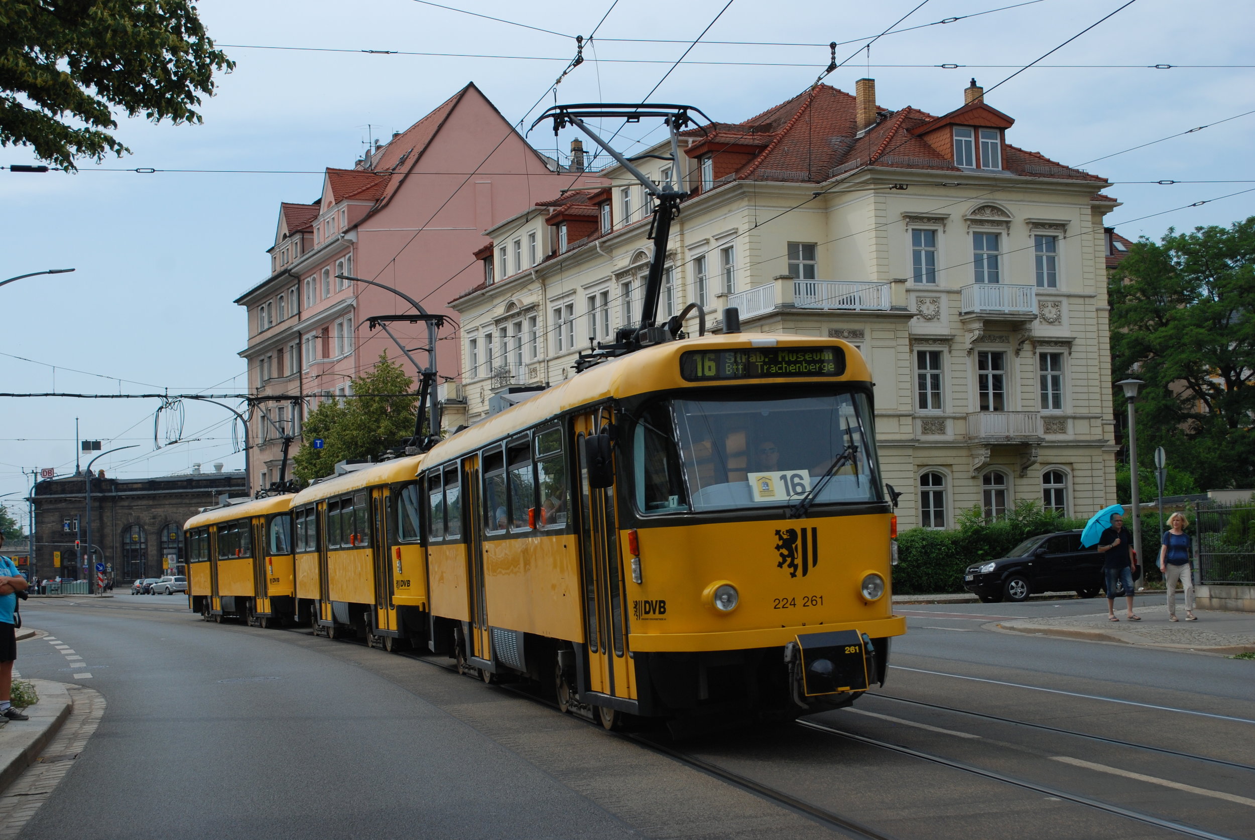Tramvaje Tatra T4D v Drážďanech na snímku z června 2018, kdy byly vypraveny na zvláštní linku číslo 16. (foto: Libor Hinčica)