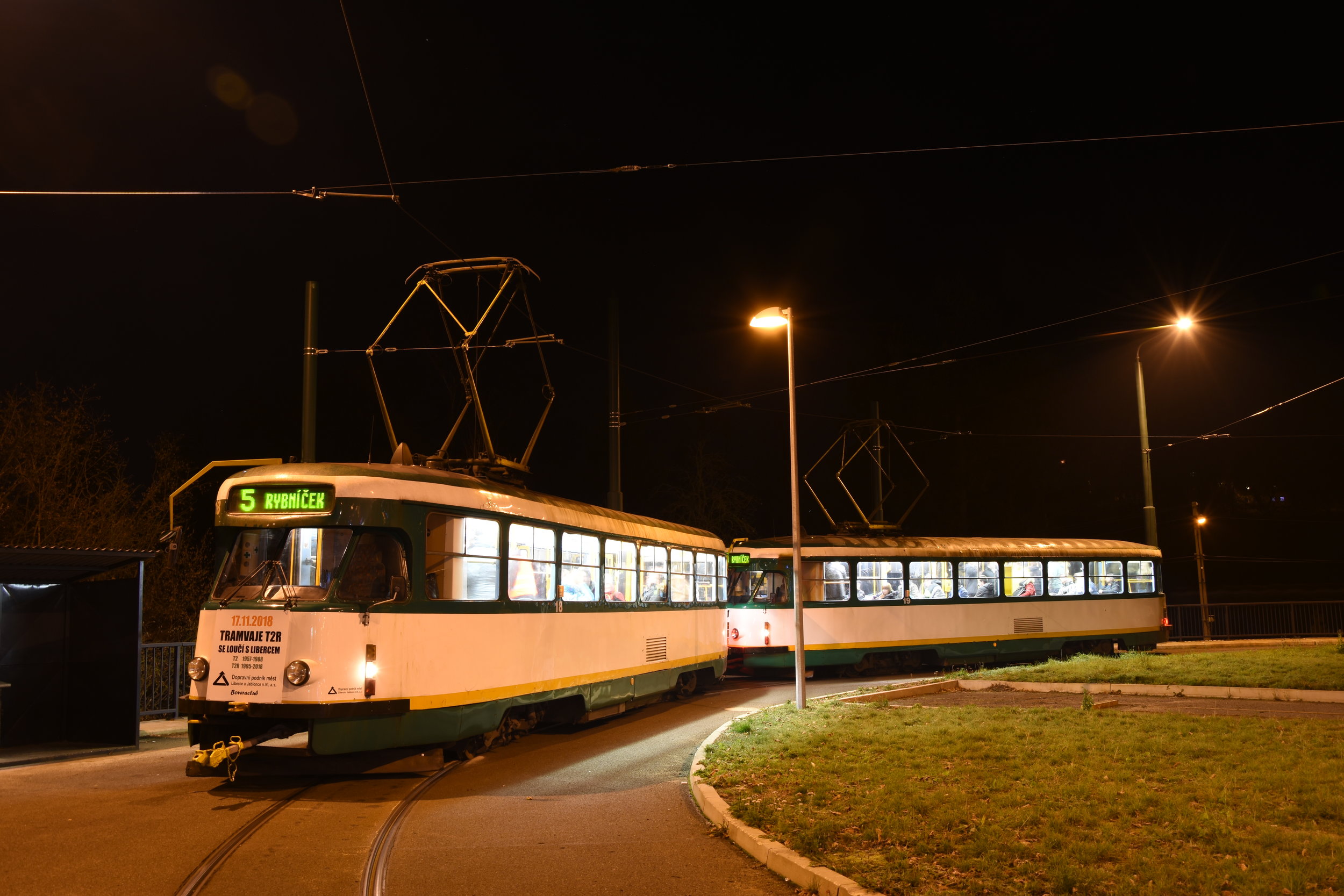 Tramvaje T2R čekají na svůj poslední odjezd ze smyčky ve Vratislavicích. (foto: Libor Hinčica)