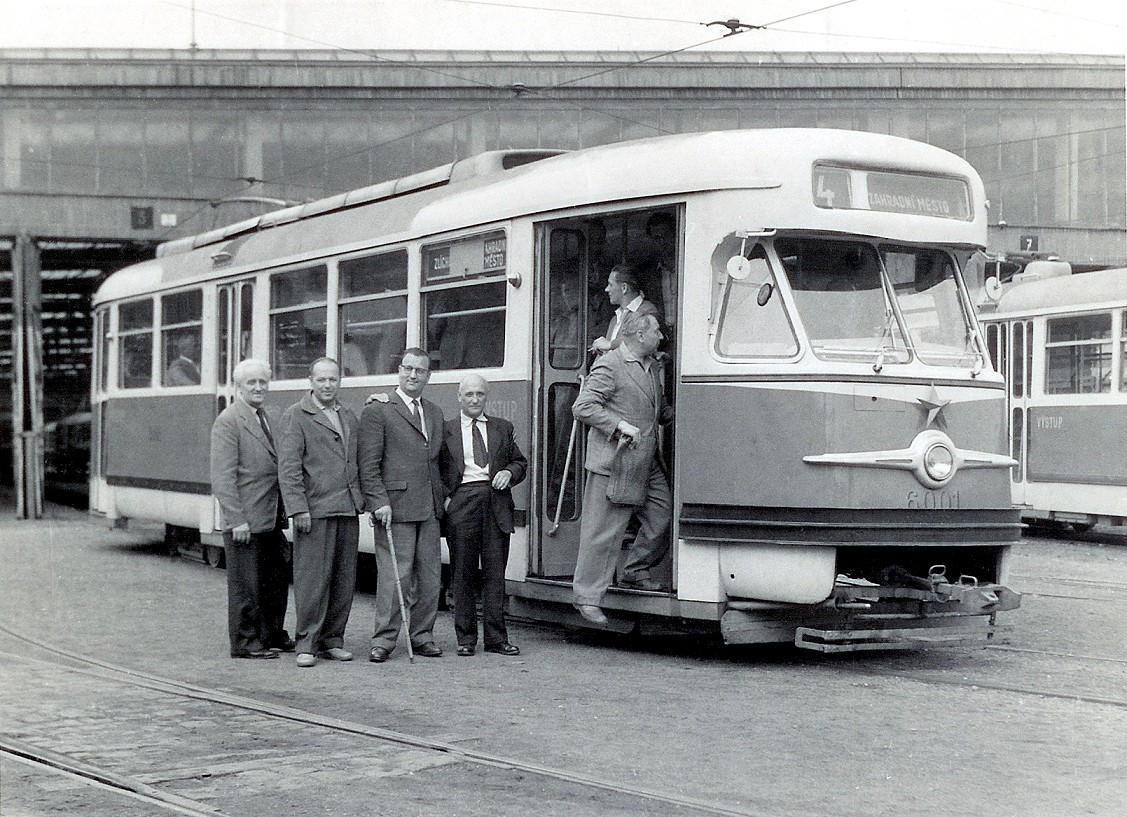 Jediný pražský vůz T2 ev. č. 6001. Druhý vůz (ev. č. 6002) byl v provozu jen v rámci zkoušek. (sbírka: Tomáš Dvořák)