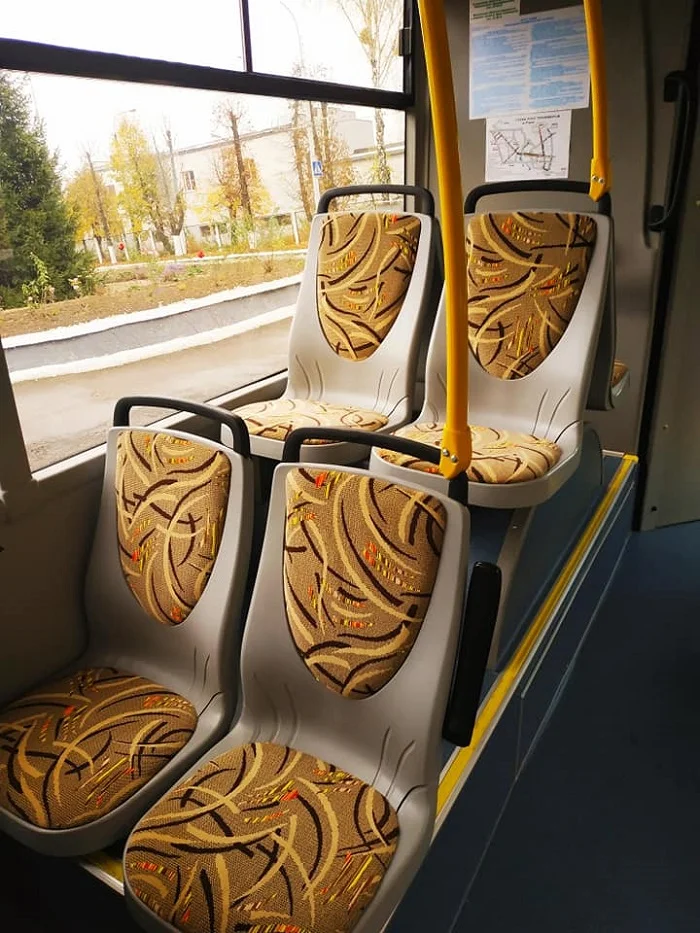 Nahoře detail sedadel nového rovenského vozu Dnipro-T203. Vpravo vůz BKM 43303A Vitovit Max Duo. Celkem má tak dnes Rovno 14 nových vozů a míní si kromě nich ponechat jen funkční ojeté Škodovky. (foto: 5x Рівненська міська рада та її виконавчий комітет)