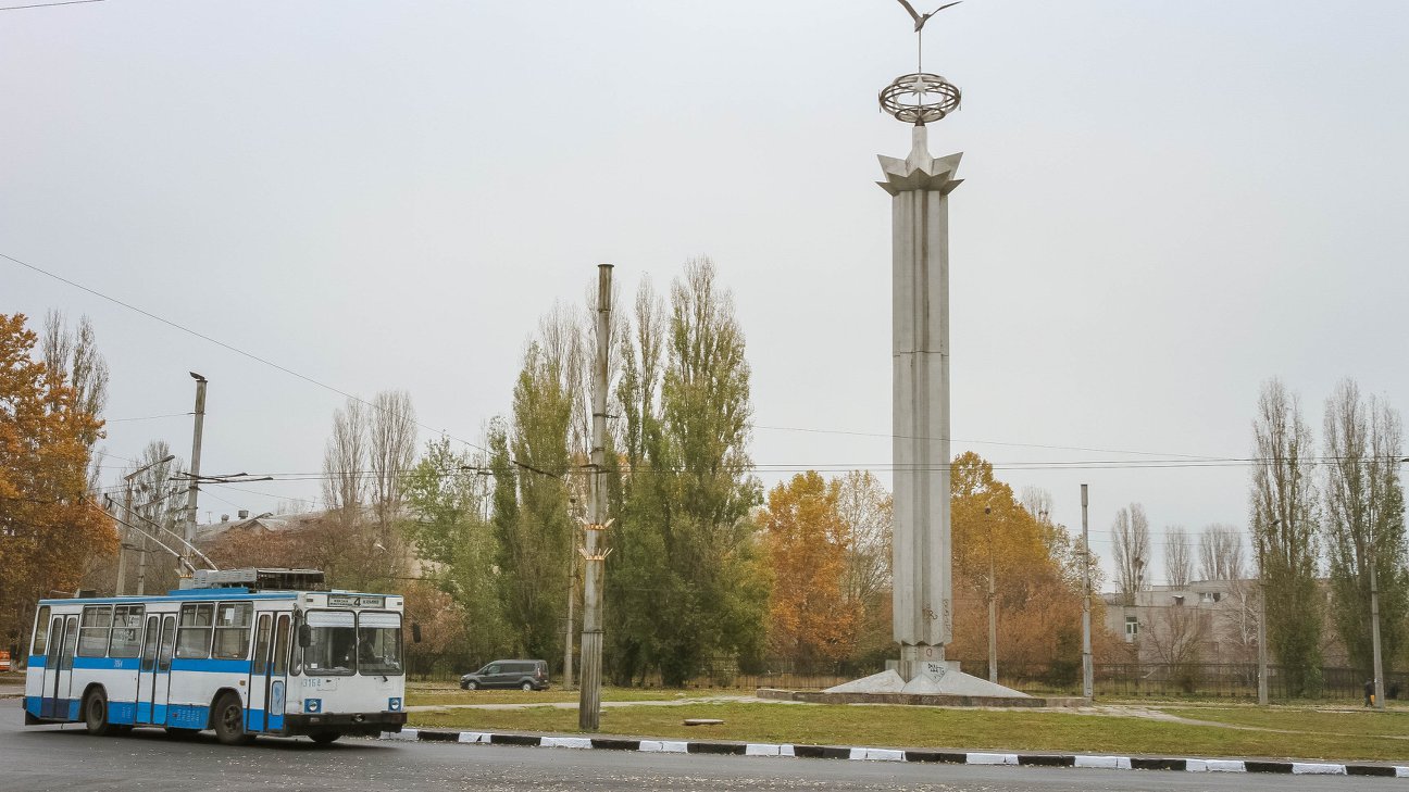 Dva snímky ze 14. listopadu 2018 ukazují místo počátku stavby nové trolejbusové trati. (foto: 2x Миколаївська міська рада)