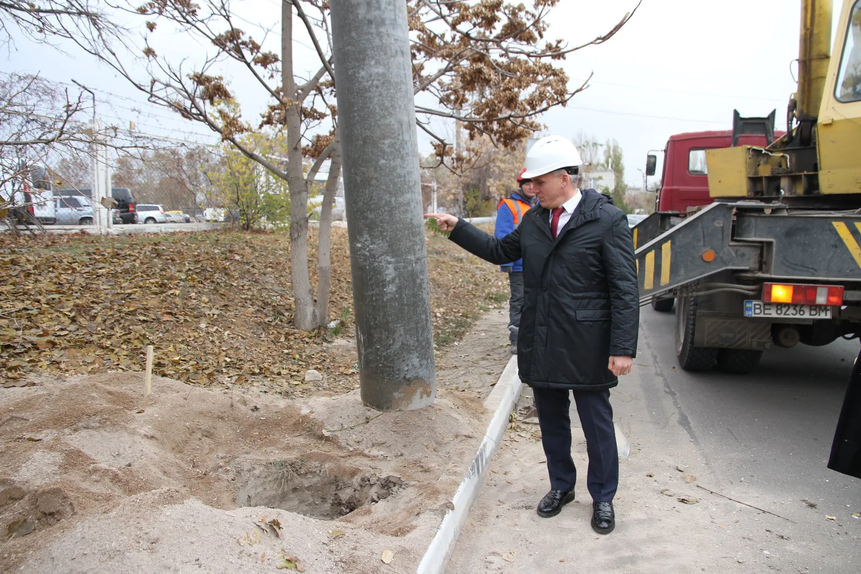 Nerozdrolí se? Starosta Mykolajiva opatrně “dloube” do jednoho z prvních sloupů nové trati. (foto: Миколаївська міська рада)