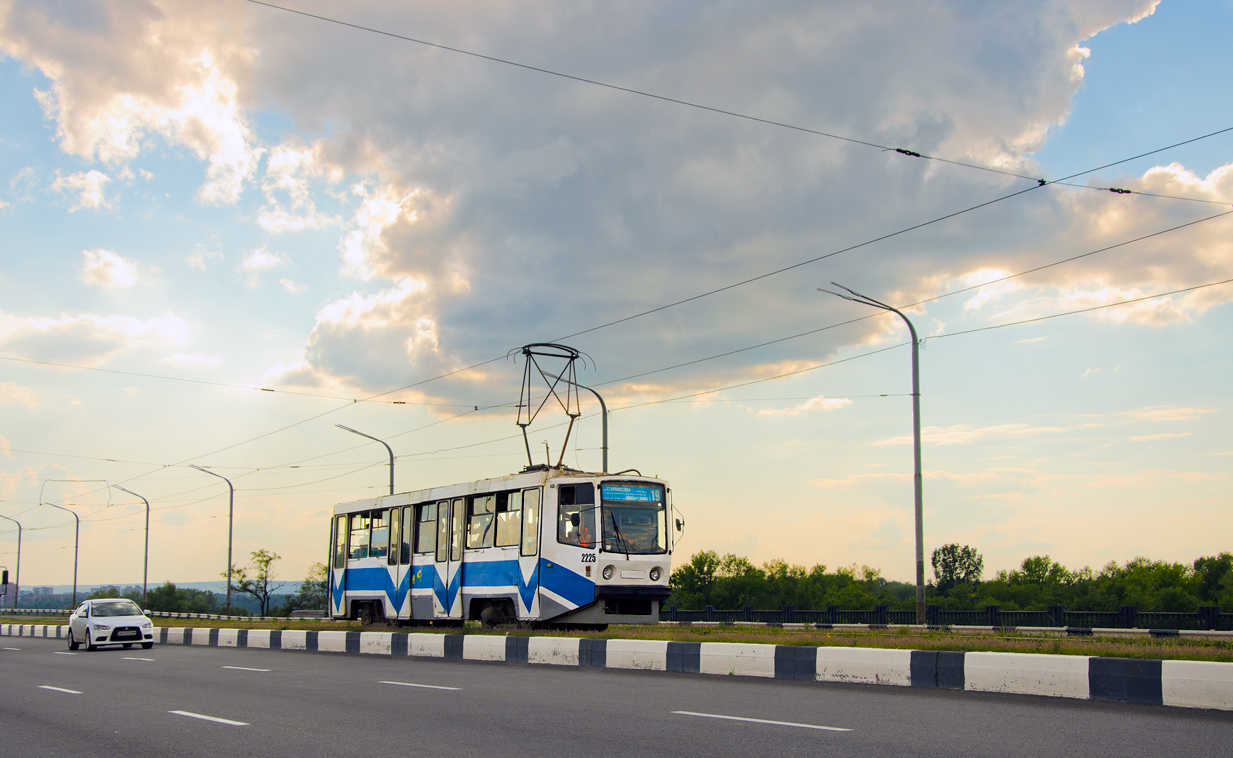 Vůz typu 71-608KM z roku 1995 na Kajdaksom mostě dne 7. srpna 2018. Místní park je dnes ovšem reprezentován především tramvajemi z produkce ČKD, tak jako tak ale volá po obnově.