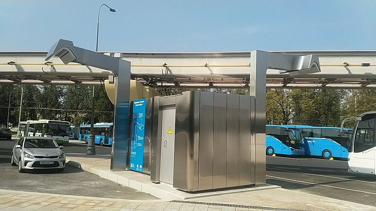 Vůbec první nabíjecí stanice u VDNCh zprovozněná v září 2018 (foto: Maksim Katz). Vpravo vidíme stojan na konečné Ussurijskaja ulica zřízený před několika týdny (foto: Afanasij Voroncov). Jak jde vidět, designová stránka v druhém případe utrpěla a celý pochybný projekt tak oslavovaný moskevskou radnicí se tím jen dále degraduje.