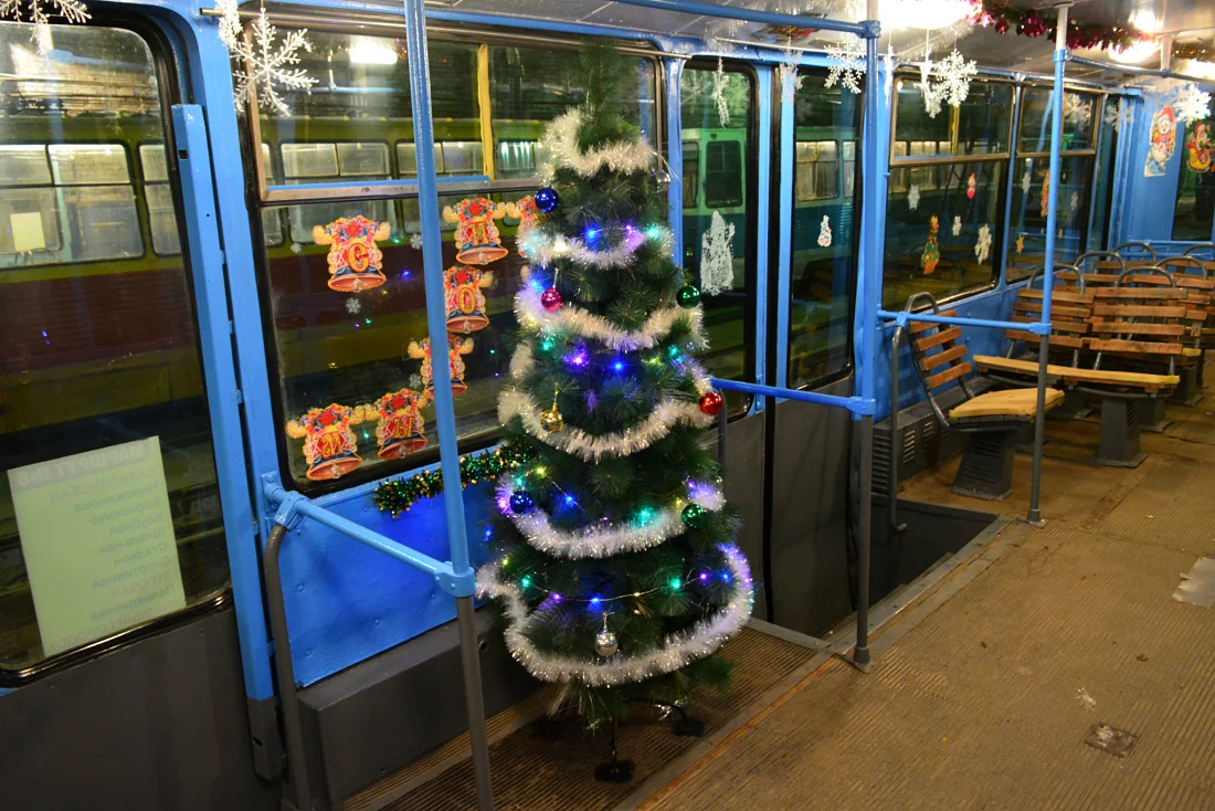 Na dvou snímcích z 21. 12. a 22. 12. 2018 jde vidět, jak se interiér vladivostocké tramvaje typu 71-608K ev. č. 314 proměnil. Čtenářům tímto přejeme klidné vánoční svátky! (foto: 2x Aleksandr /OAO «Električeskij transport» )