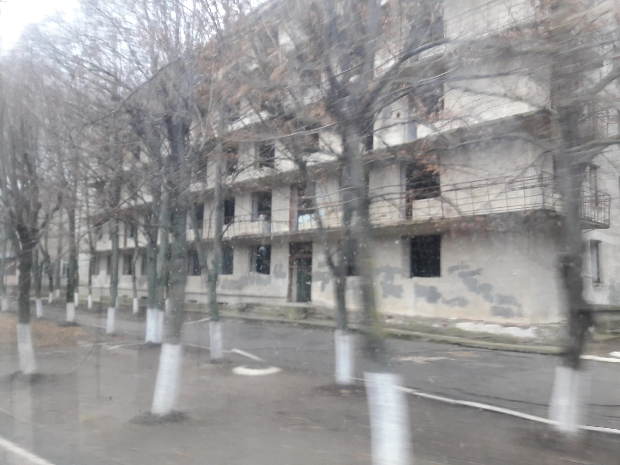 Některé pohledy z trolejbusu linky č. 2 jsou doslova apokalyptické.