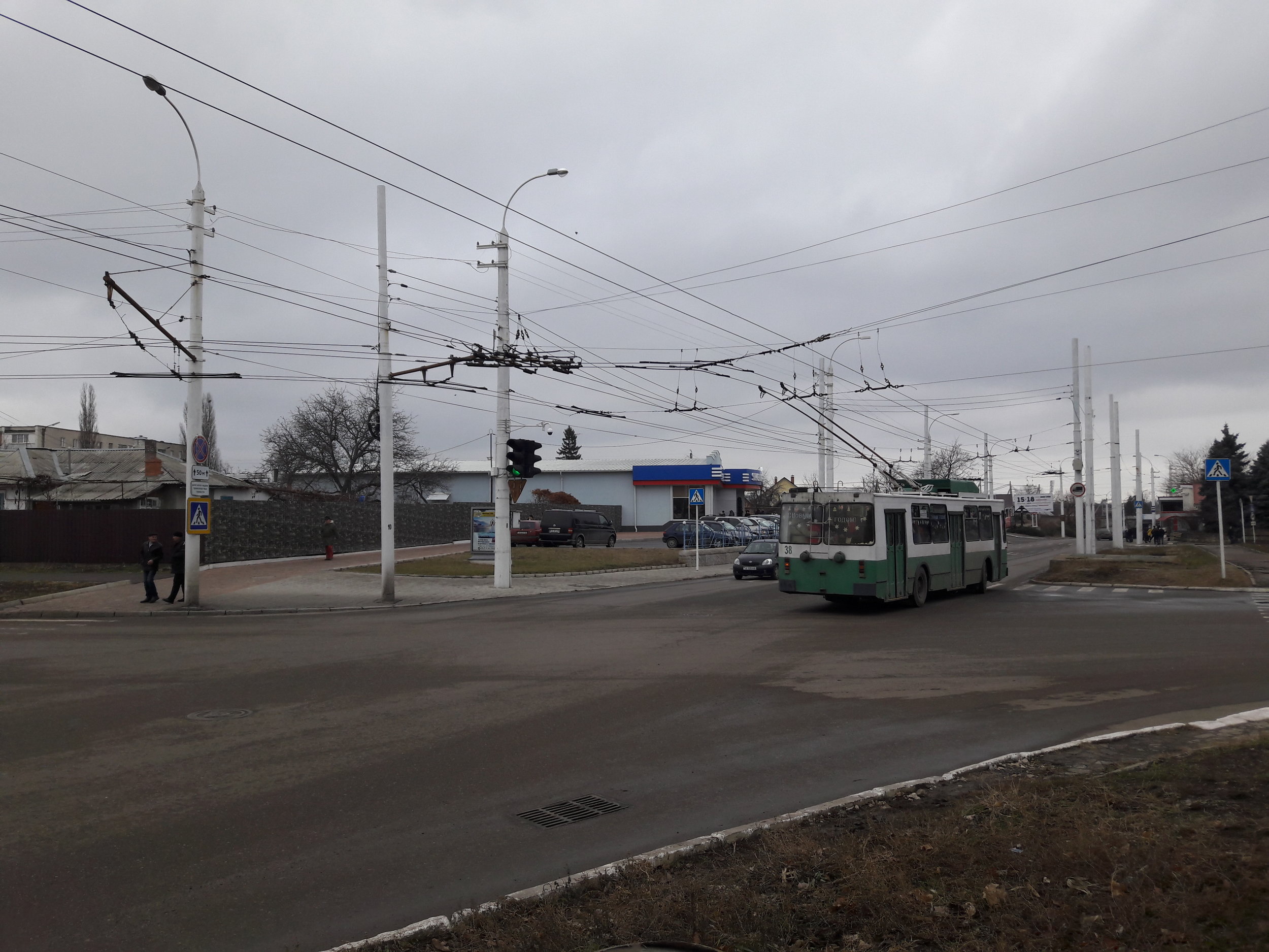 Křižovatka, přes kterou jezdí okružní linka 4 a linka č. 3.