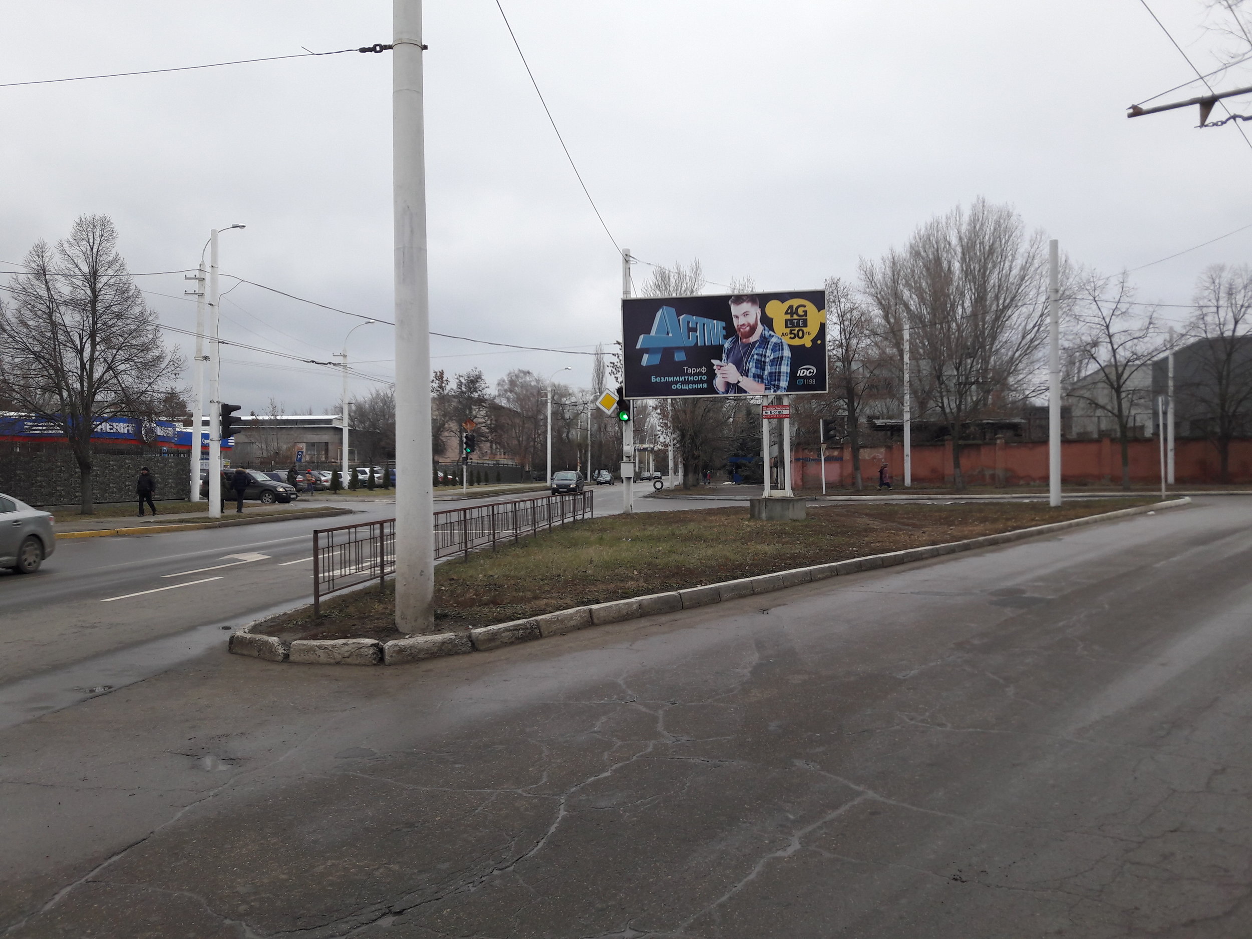 Zastávka Magazin Tornado aneb severní rozhraní nové jednostopé okružní trati (vpravo) s městskou okružní tratí (vlevo). Nedaleko odsud se v pravém směru nachází (dnes už díky nové jednostopé trati nácestná) smyčka 50 let VLKSM, tradiční konečná linky č. 5.