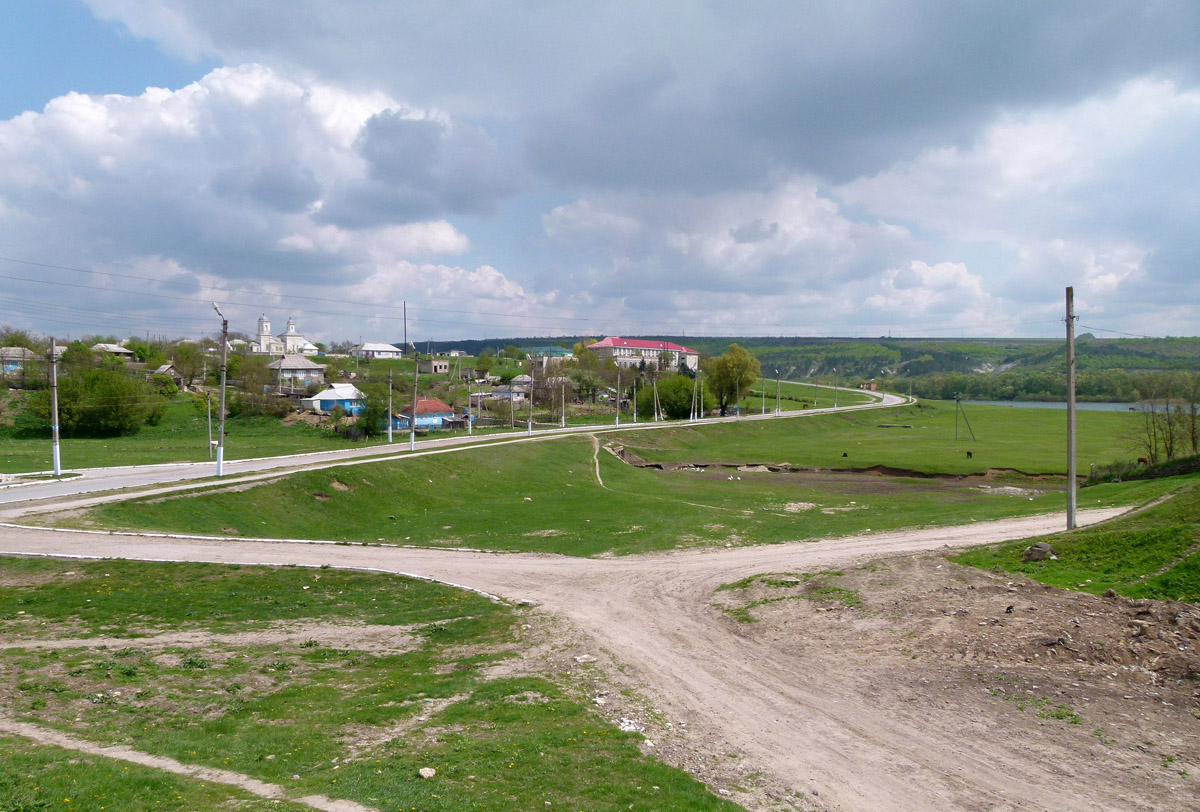 Trať se táhla od jihu podél západního břehu na sever (resp. spíše severozápad), až za katastr vesnice.