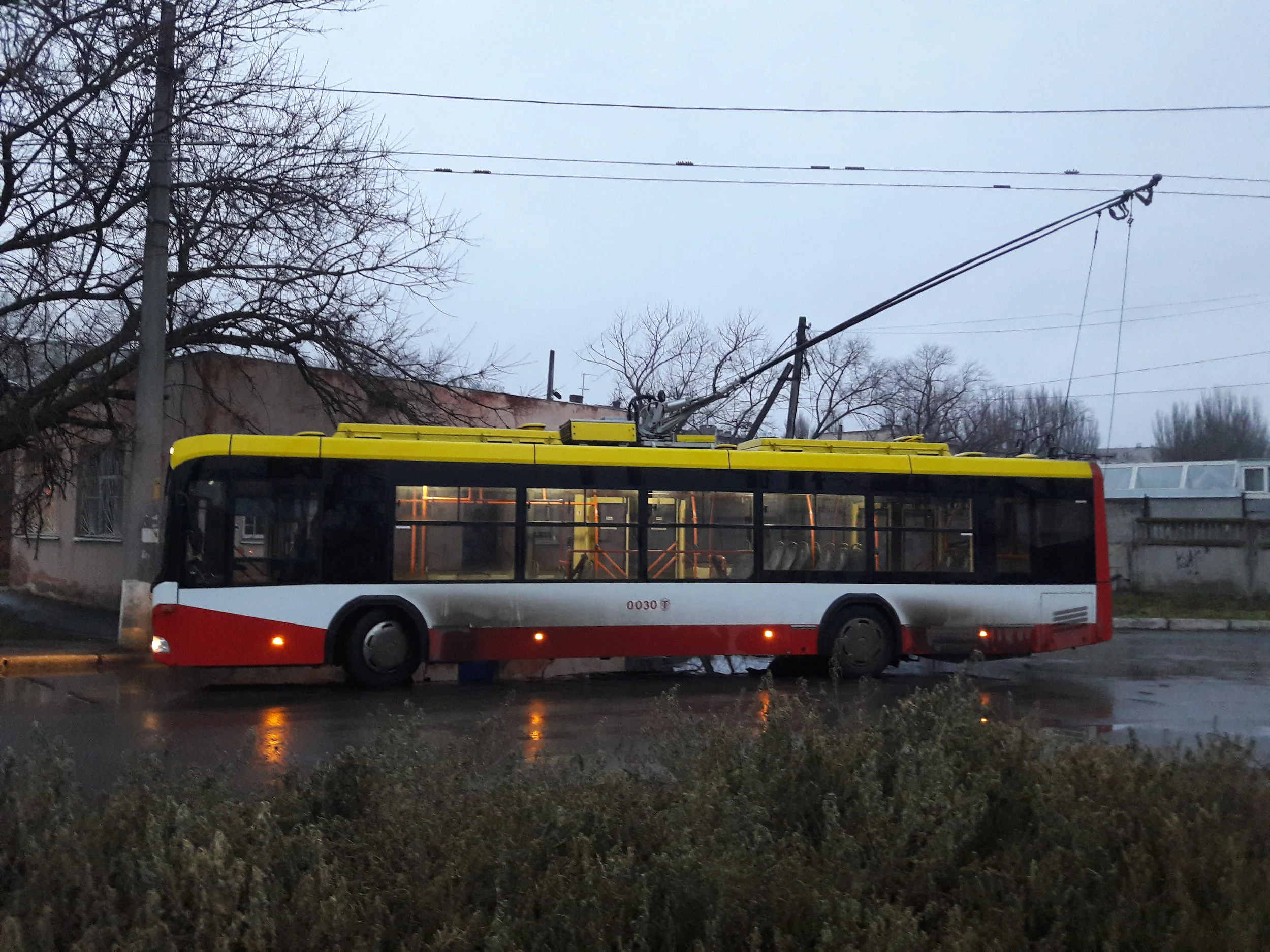 Trolejbus BKM 321 na západě města.