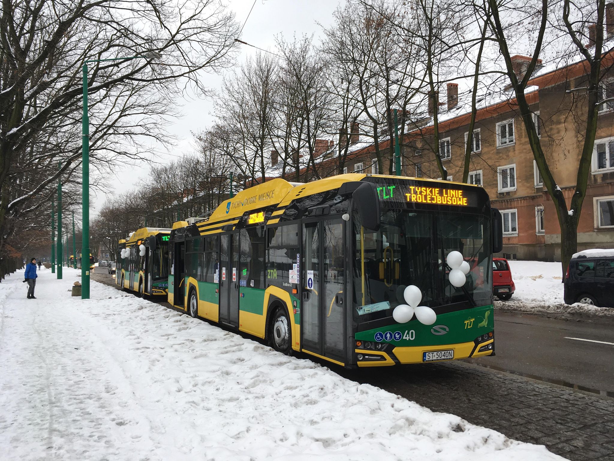 Nové trolejbusy byly na slavnostní předání vyzdobeny balónky. (foto: Jiří Brňák)