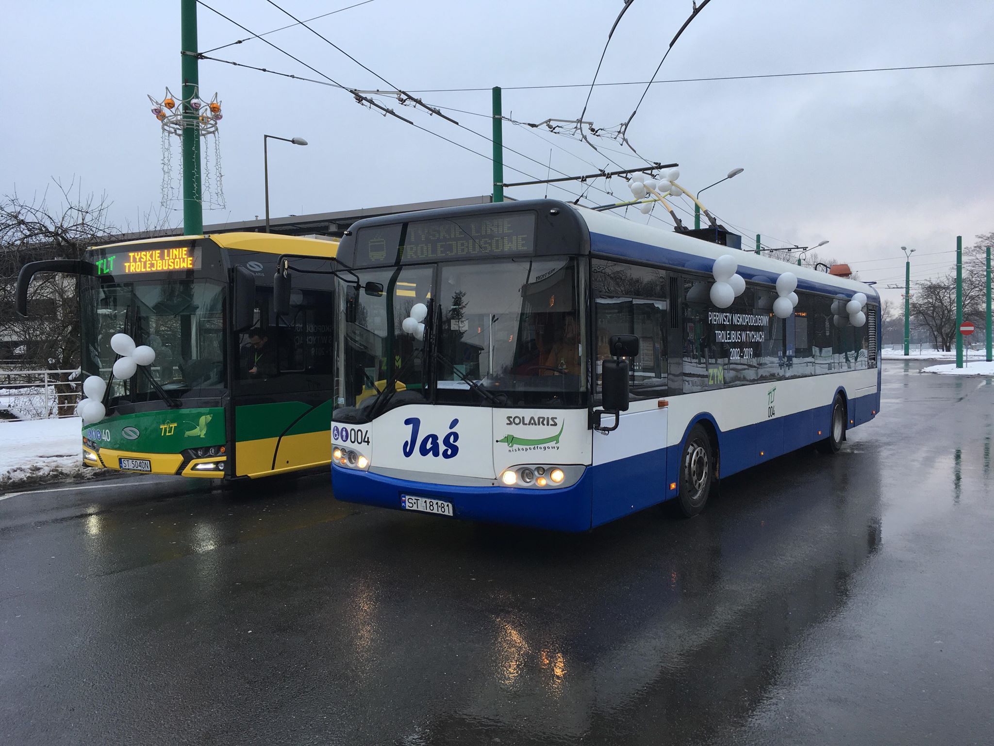 První trolejbus Solaris Trollino v Tychách z roku 2002 vedle svého mladšího sourozence. (foto: Jiří Brňák)
