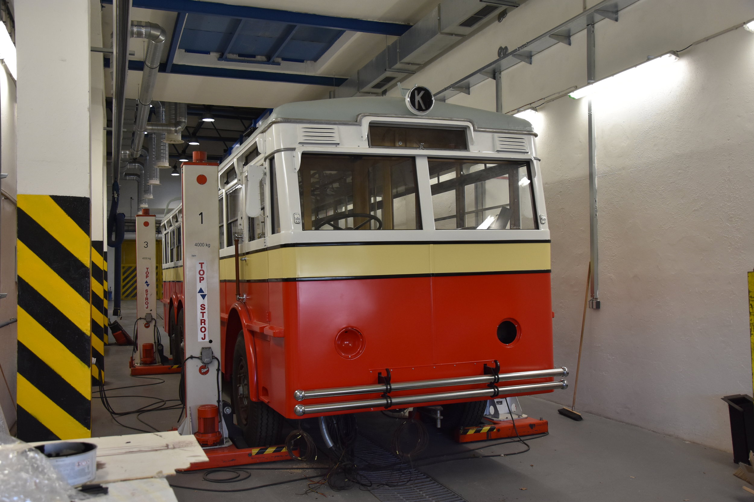 Trolejbus po laku v areálu pražských dílen. (foto: Libor Hinčica)
