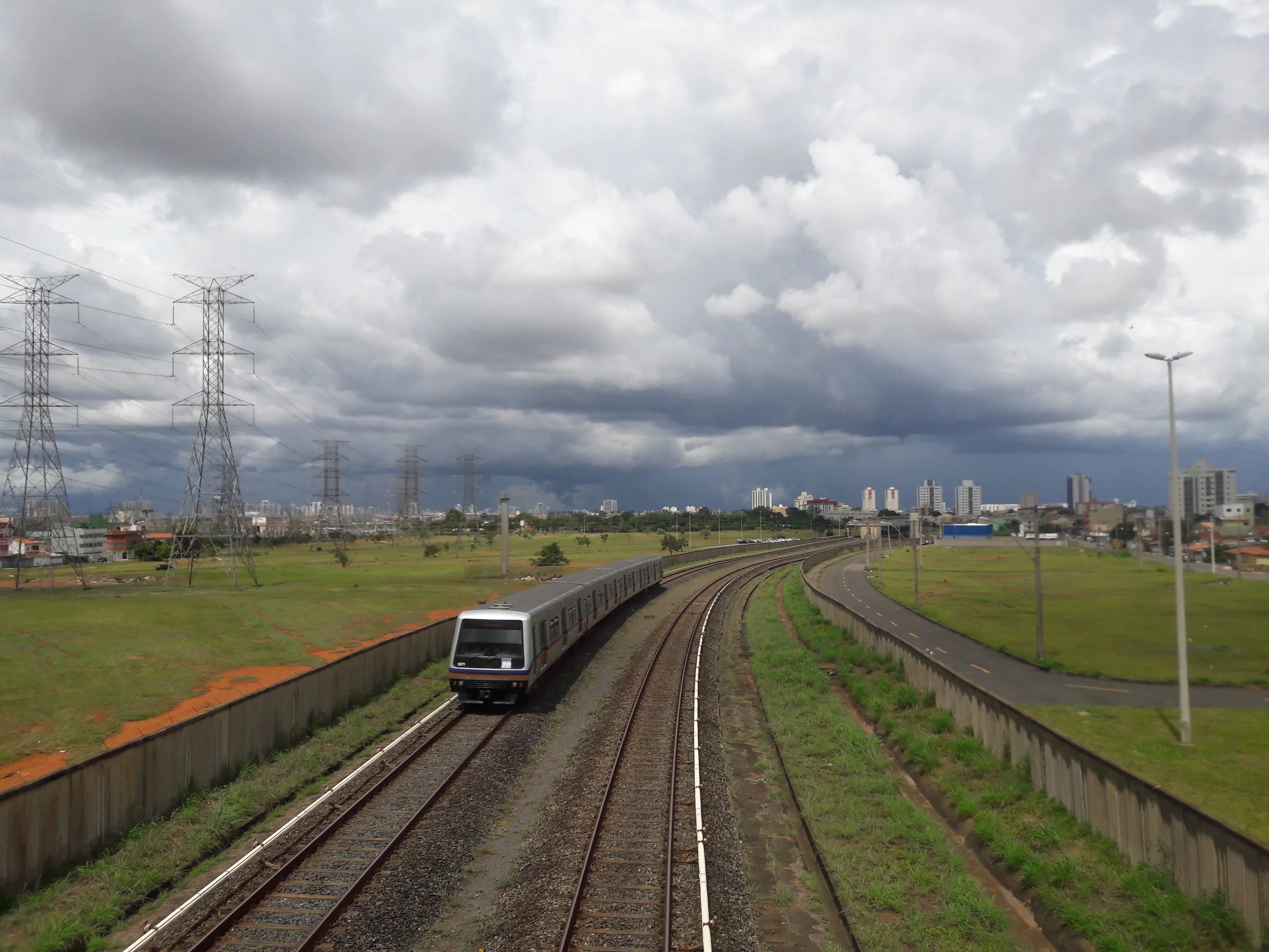 Metro na oranžové lince vyjíždí ze stanice Samambaia Sul a směřuje na konečnou Terminal Samambaia. (foto: Vít Hinčica, 8. 2. 2019)