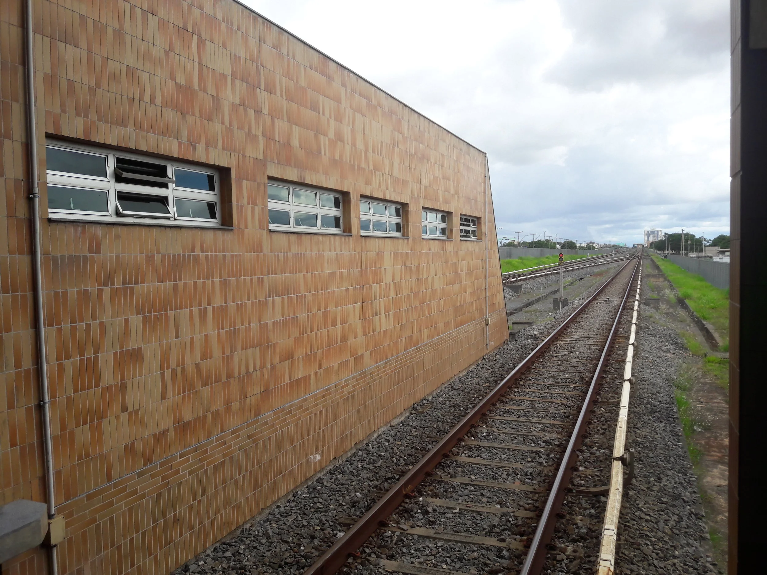 Konečná zelené linky Terminal Ceilândia. Pohled na trať směrem do Brasílie.