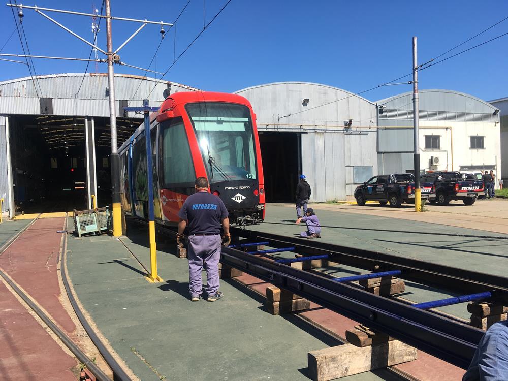 Tramvajový provoz se restartovat nepodařilo. V přepočtu stovky milionů korun nevygenerovaly žádný dlouhodobý užitek. Ani tramvaj od Alstomu coby jediný pozůstatek investice, kterou později nastoupivší politici nechtěli dále rozvíjet, zřejmě zužitkována nebude. Tramvaj je už přes dva roky v dílnách Mariano Acosta spadajících pod místní premetro, které spravuje město Buenos Aires, sama patří ale federální vládě. Snímek pochází z roku 2016, kdy byl Alstom Citadis přetažen z likvidované trati. (foto: EnelSubte.com)