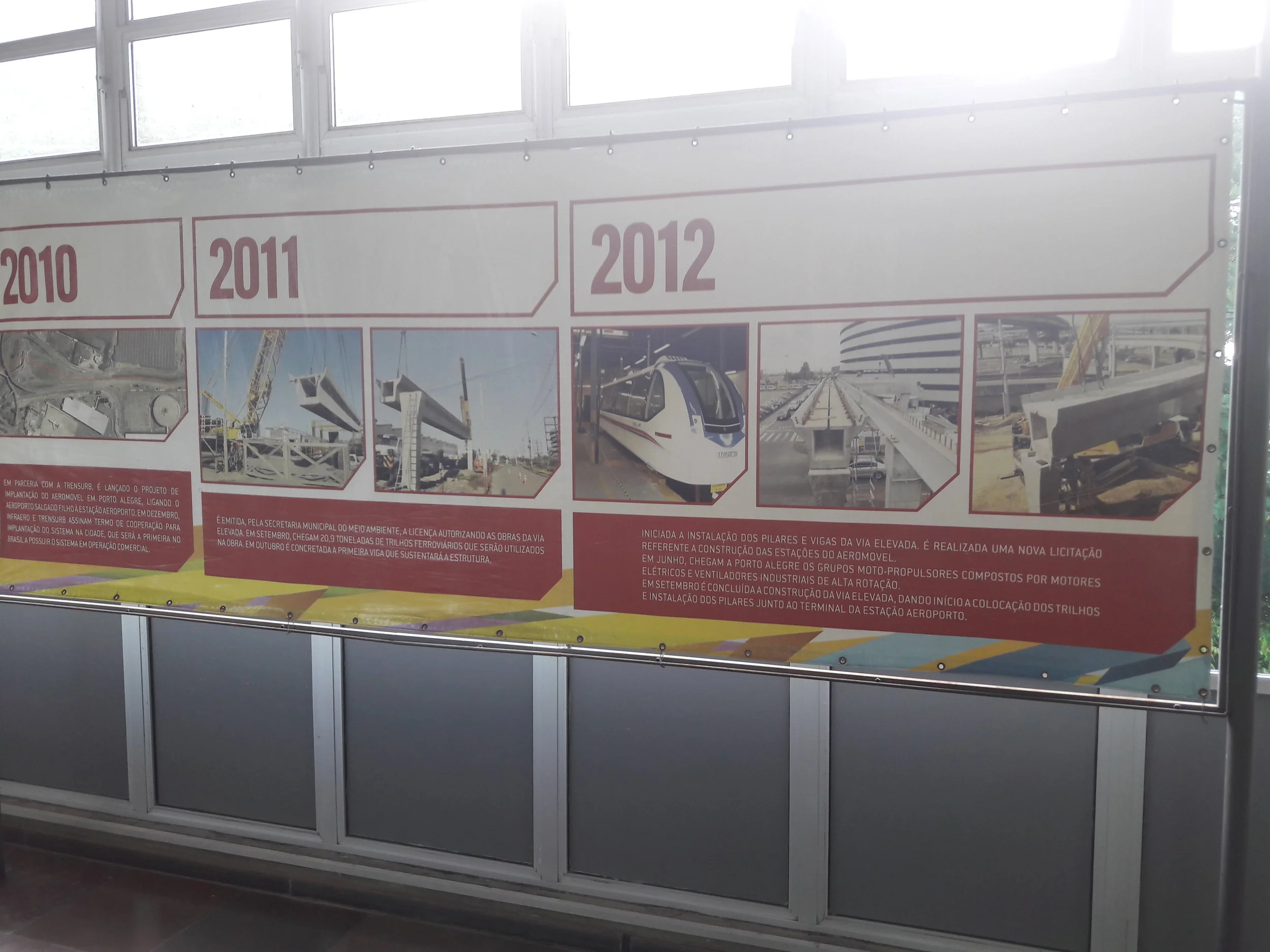 V hale stanice Aeroporto je možné prohlédnout si výstavku věnovanou historii projektu.