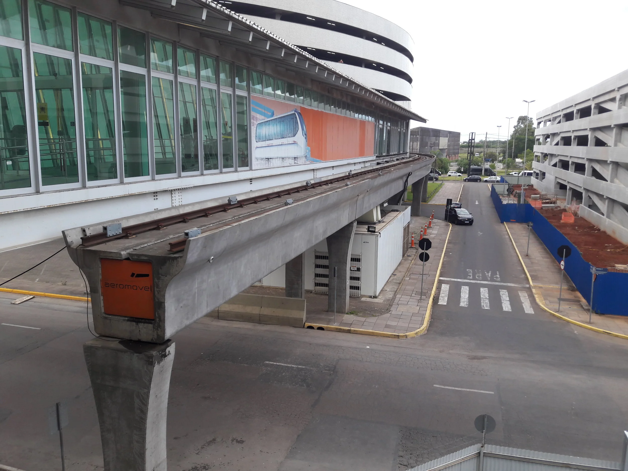 Konečná stanice aeromóvelu Terminal 1 přímo u letiště.
