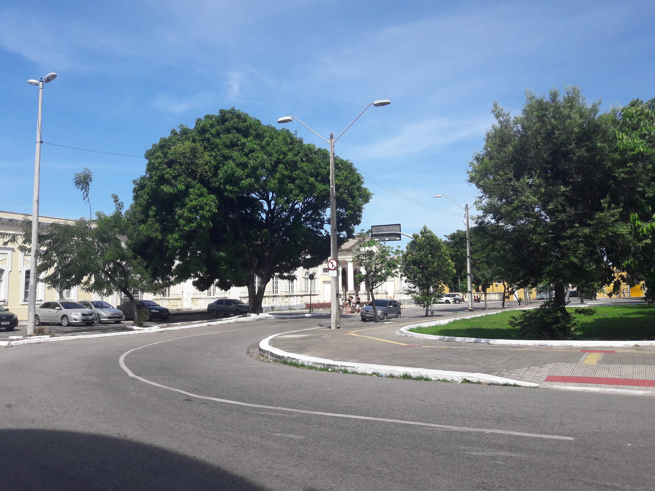 Železniční stanice u centra města zeje prázdnotou.