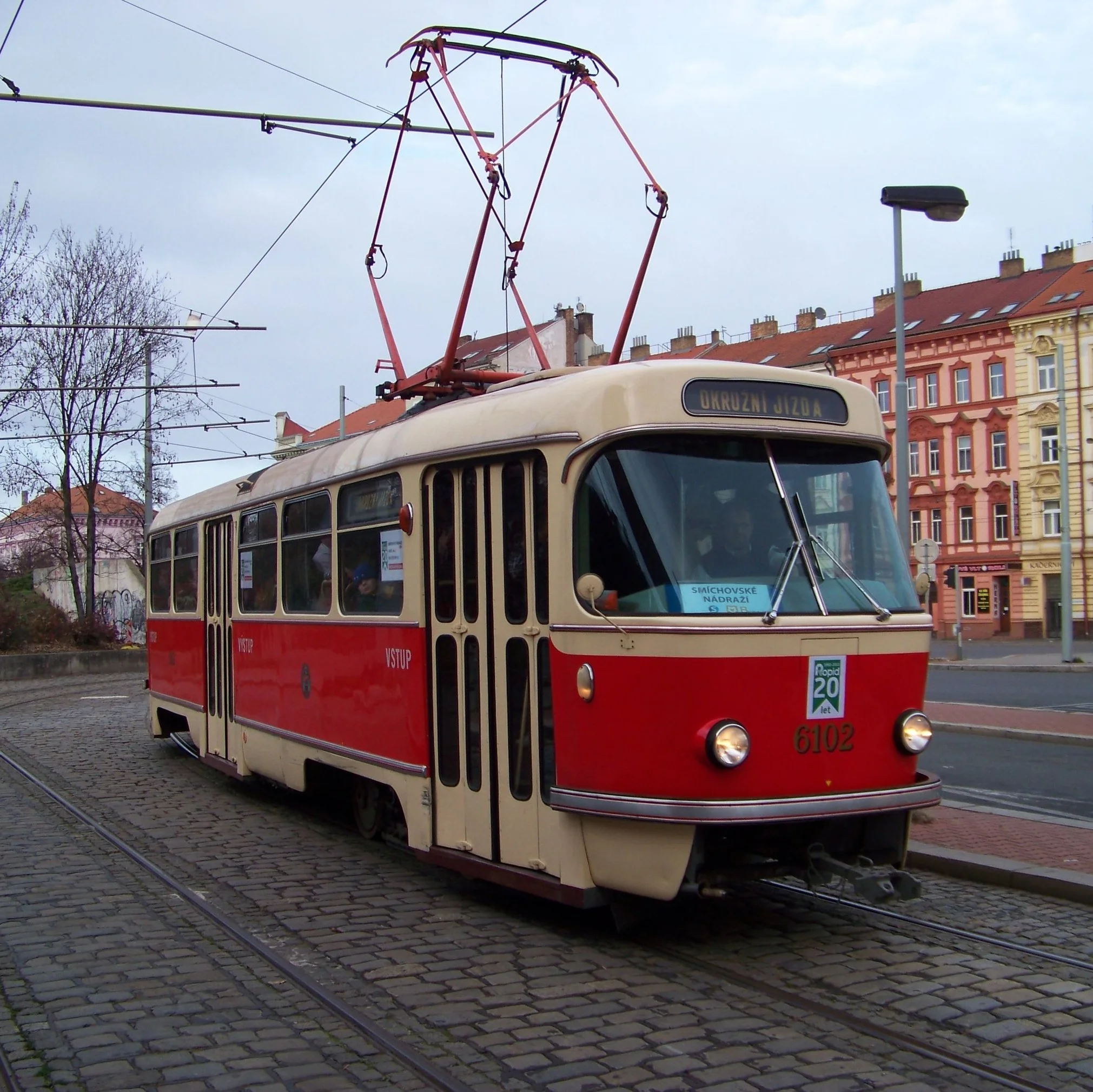 Tramvaj T3 ev. č. 6102 na Smíchovském nádraží. (zdroj: Wikipedia.org, foto: ŠJů)