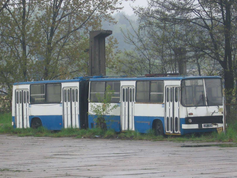 Vyřazený trolejbus Ikarus 280E v Gdyni. Trolejbusy vznikaly na přelomu 80. a 90. let přestavbou straších autobusů Ikarus 280. (zdroj: Wikipedia.pl)