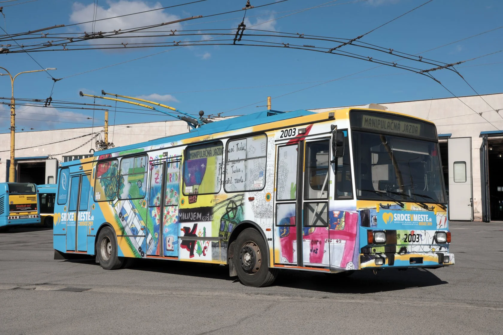 Trolejbus Škoda 14 TrM ev. č. 2003 s novým polepem. (zdroj: Facebook Jaroslava Polačka)