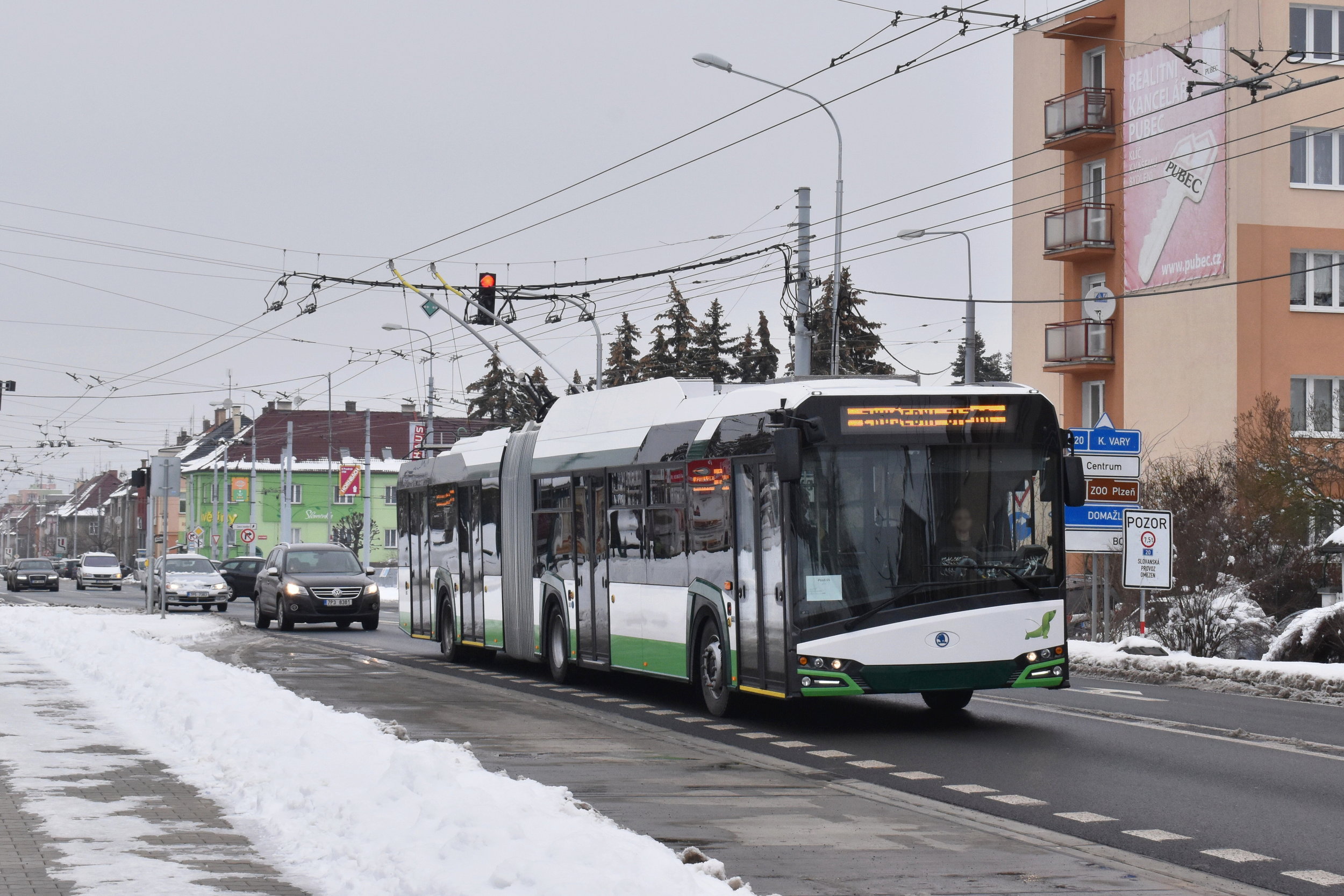 Trolejbus Škoda 27 Tr s karoserií Nového Urbina (resp. Nového Trollina) v provedení pro Plzeň. Barevné řešení budí poměrně značné emoce. (foto: Zdeněk Kresa)