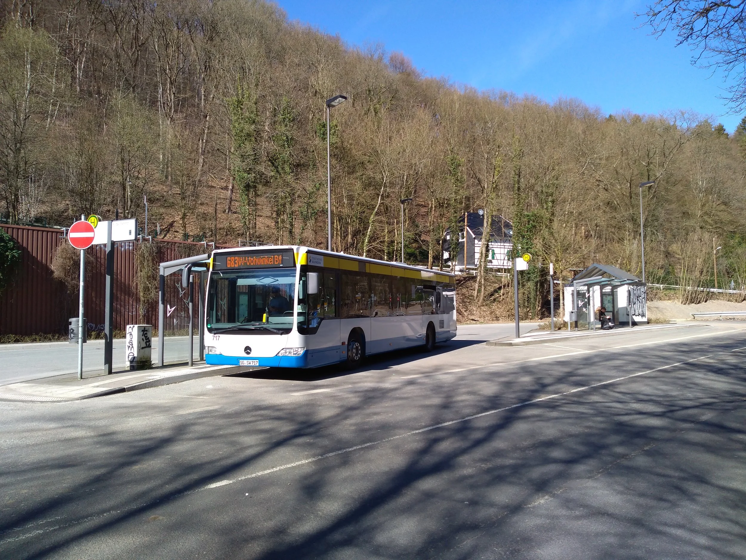 Konečná linky 683 Burger Bahnhof. Až sem zajíždějí od roku 2009 ze Solingenu trolejbusy, kvůli stavebním pracím, t. č. nerealizovaným, je ale zavedena na koncovém úseku předmětné linky náhradní autobusová doprava, a to už několik dlouhých měsíců.