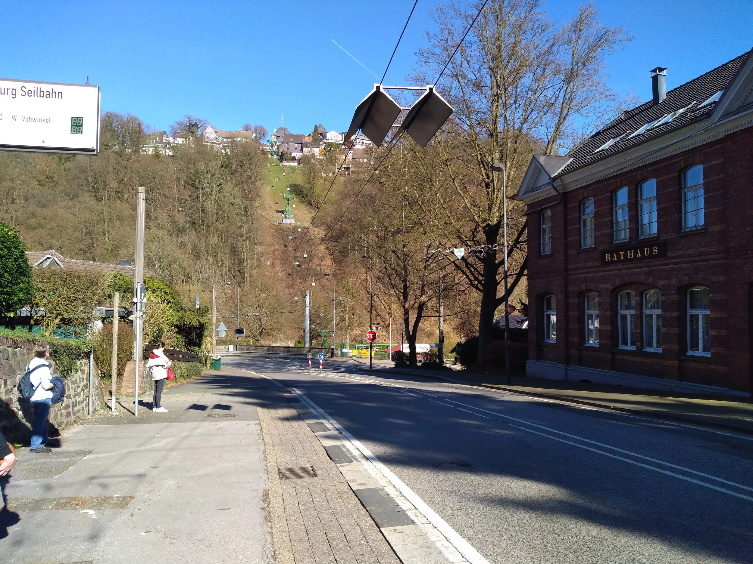 Trolejbusy se musí při návratu do Solingenu natrolejovat, k čemuž jim slouží v zastávce Burg Seilbahn tyto stříšky.