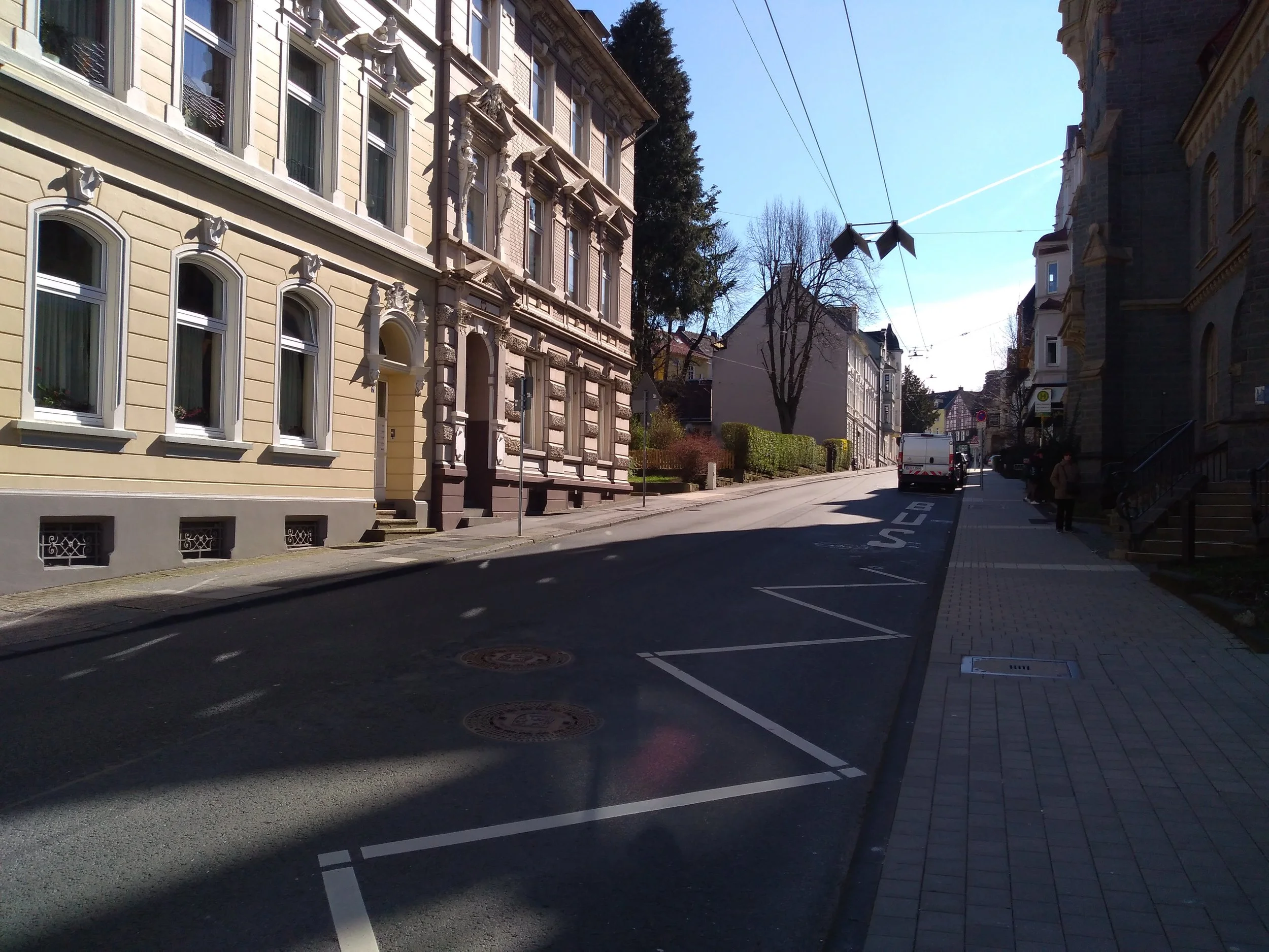 Tady vidíme trolejovou stopu trojúhelníkové blokové smyčky zblízka. Tato část je jediná ze smyčky využívaná a slouží trolejbusům ve směru do Solingenu. O kousek výše končí druhá stopa, která patří trolejbusům jedoucím ze Solingenu.